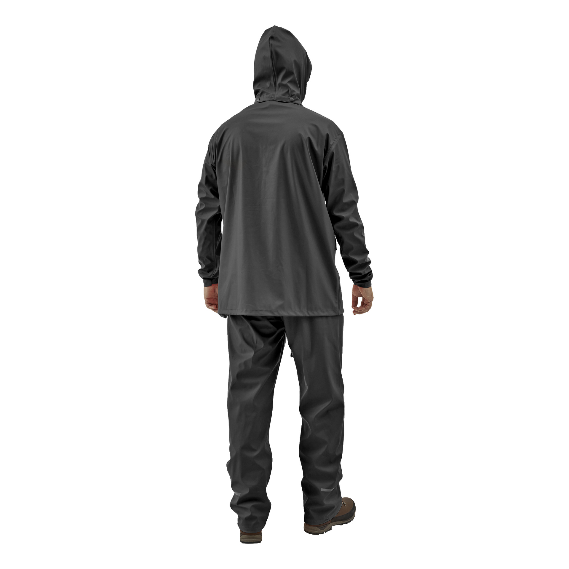 Eine Person steht mit dem Rücken, gekleidet in den Bluewear Rain-Anzug, bestehend aus einer schwarzen, wasserdichten Kapuzenjacke und passenden Hosen. Braune Schuhe sind sichtbar.