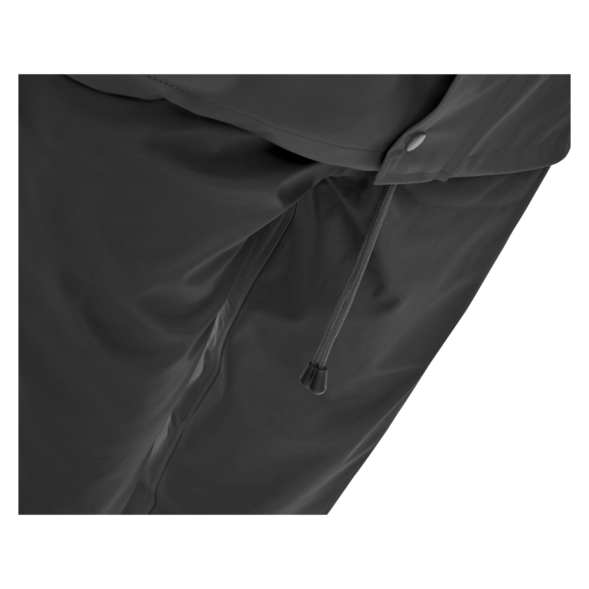 Nahaufnahme von Bluewear Regenanzughosen aus dunklem Material, die einen markanten Kordelzug, einen Metalldruckknopf und eine elegante Stoffstruktur zeigen. Der Fokus liegt auf der wasserdichten Konstruktion und der Liebe zum Detail des Kleidungsstücks.