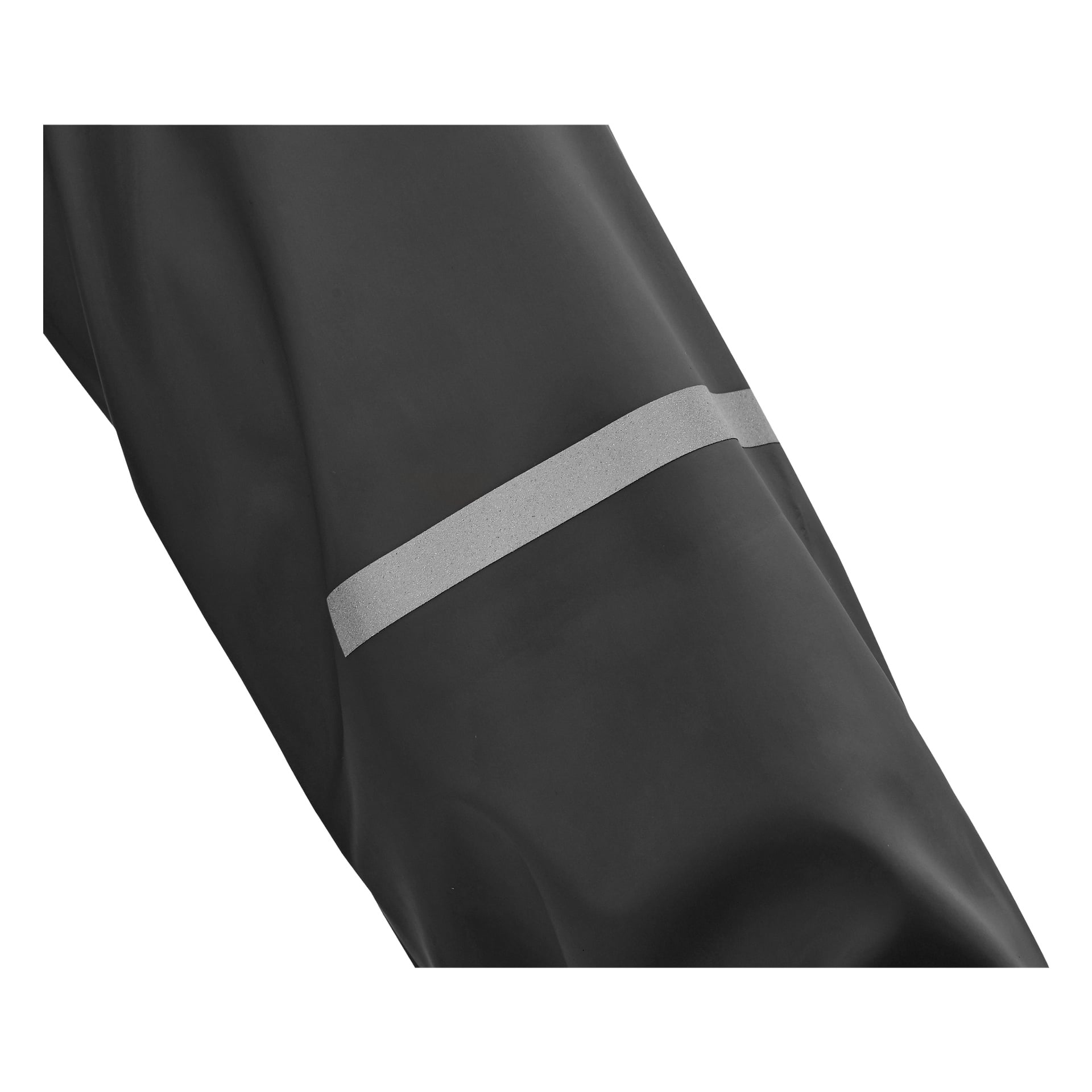 Et detaljert bilde av ermet på Bluewear Rainsuit laget av svart stoff, med en horisontal reflekterende grå stripe plassert nær albuen.