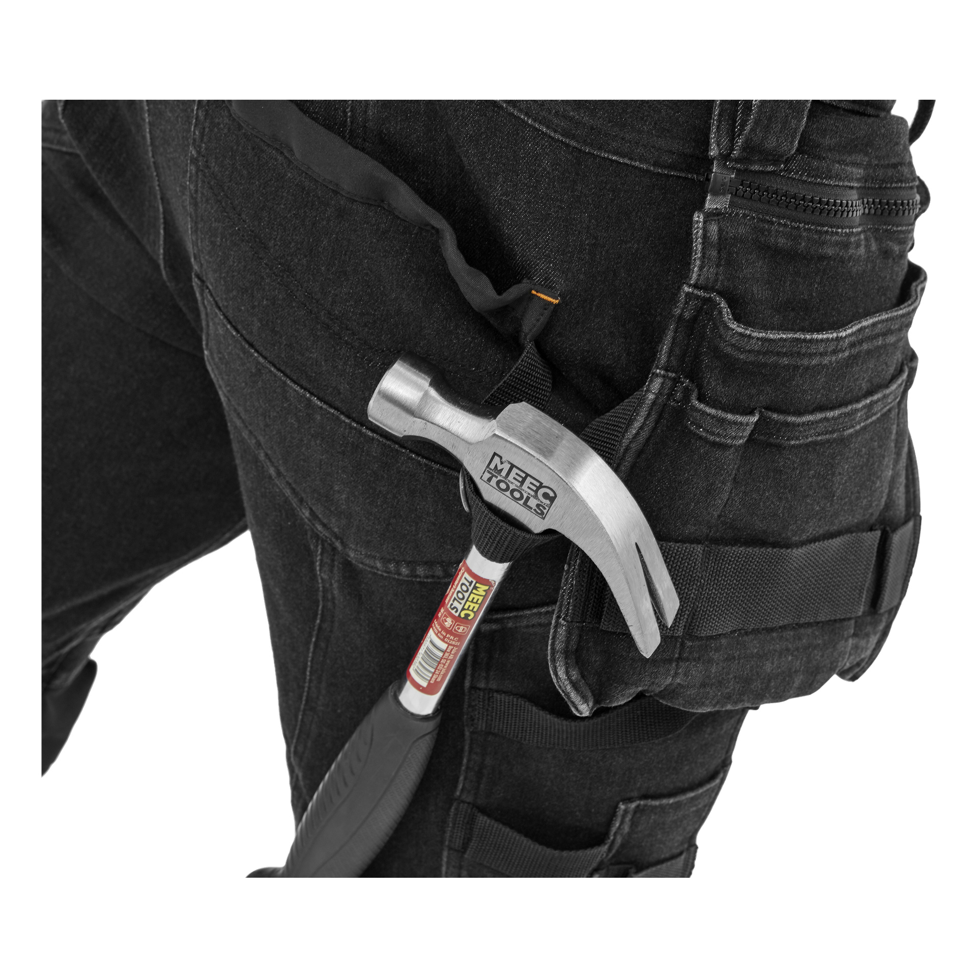 En klohammare märkt MEEC TOOLS hänger i en ögla i sidofickan på Bluewear Pro Workwear Men's Steve Denim arbetsbyxor som bärs av en person klädd i mörka kläder.