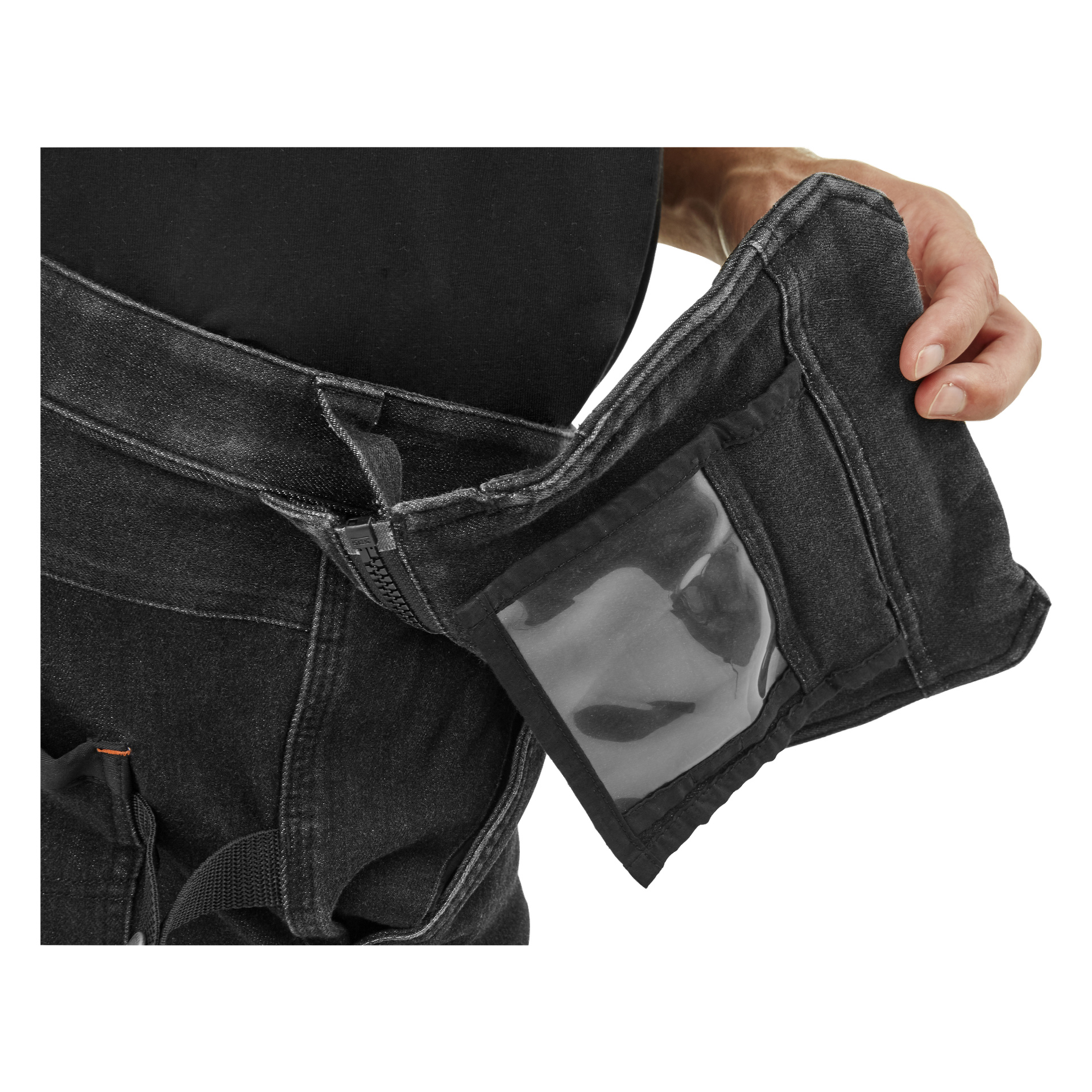 En person klädd i Bluewear Pro Workwear Steve Denim herrbyxor drar ner en svart ficka med en genomskinlig ficka, som delvis visar insidan. Bilden fokuserar på individens hand och bål.
