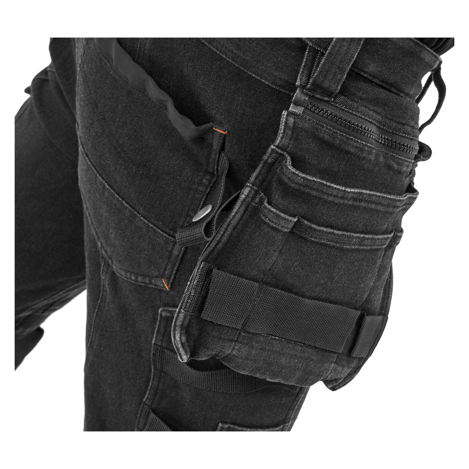 En person visas på nära håll i svarta Bluewear Pro Workwear Steve Denim-byxor designade för män, detaljerade med många fickor, synliga dragkedjor, stadiga remmar och ett hölster på låret. Byxorna speglar en stark industriell och funktionell stil.