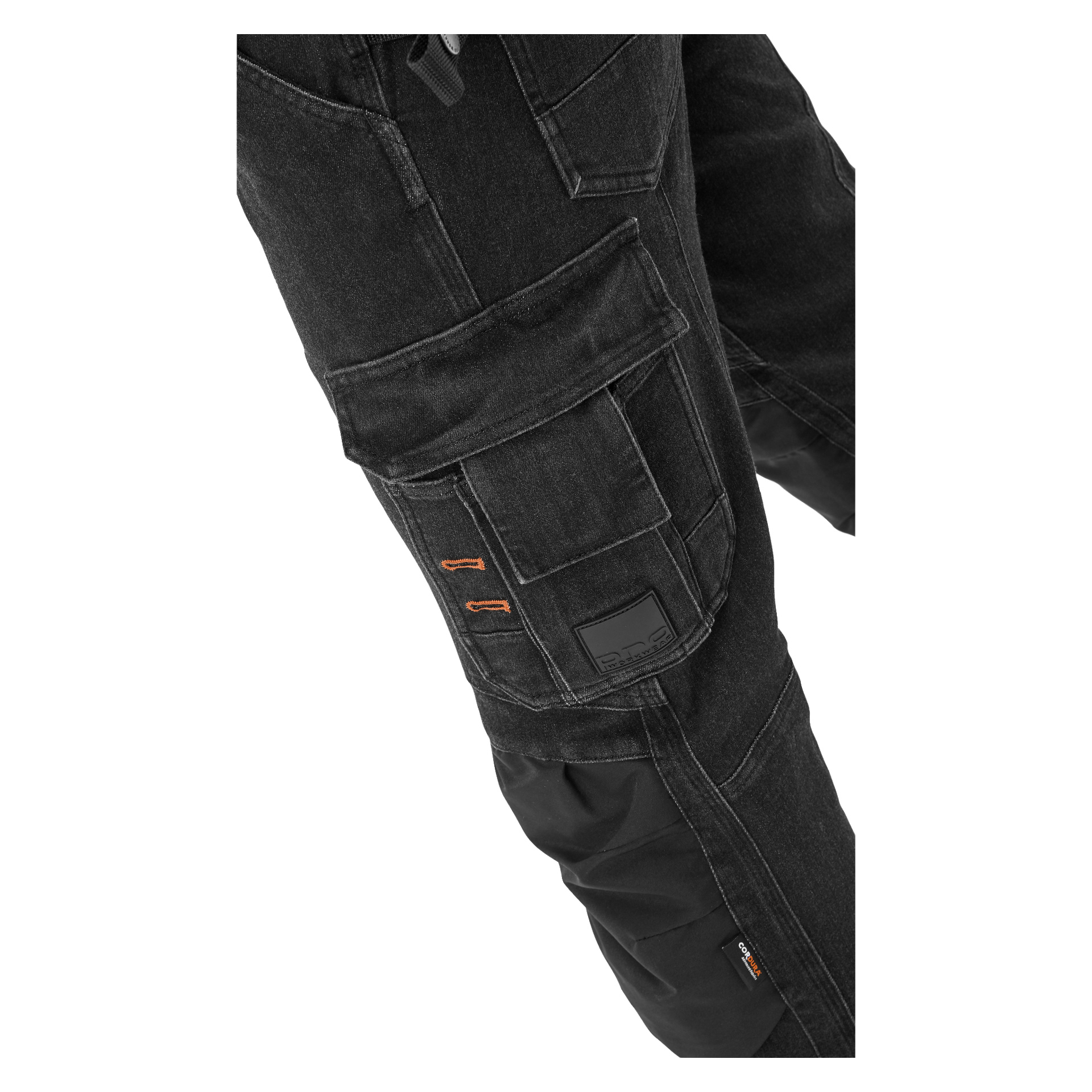 Närbild på Bluewear Pro Workwear Steve Denim herrbyxor i svart, med flera fickor, orange stygndetaljer och förstärkt tyg vid knäna.