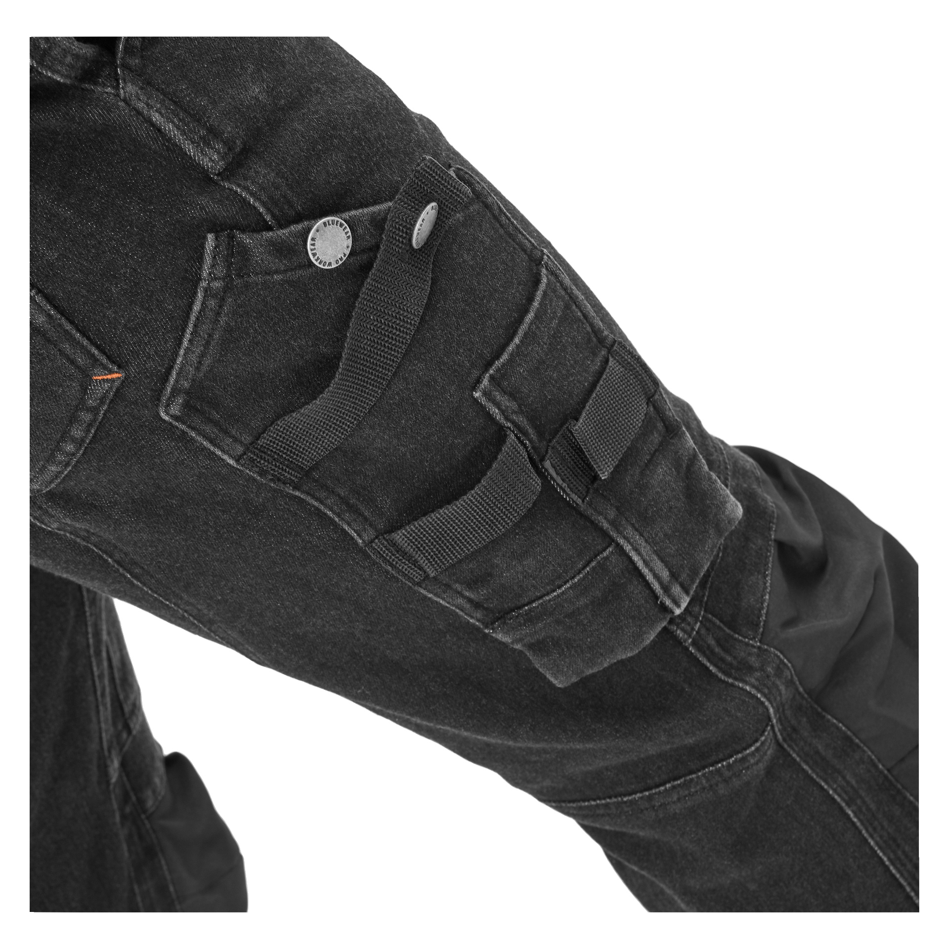 Detaljerad vy av en cargoficka på Steve Denims arbetsbyxor för herrar från Bluewear Pro Workwear, med flera fack, en knäppt flik, tygöglor, genomskinliga sömmar och förstärkta sömmar på mörkt denimtyg.