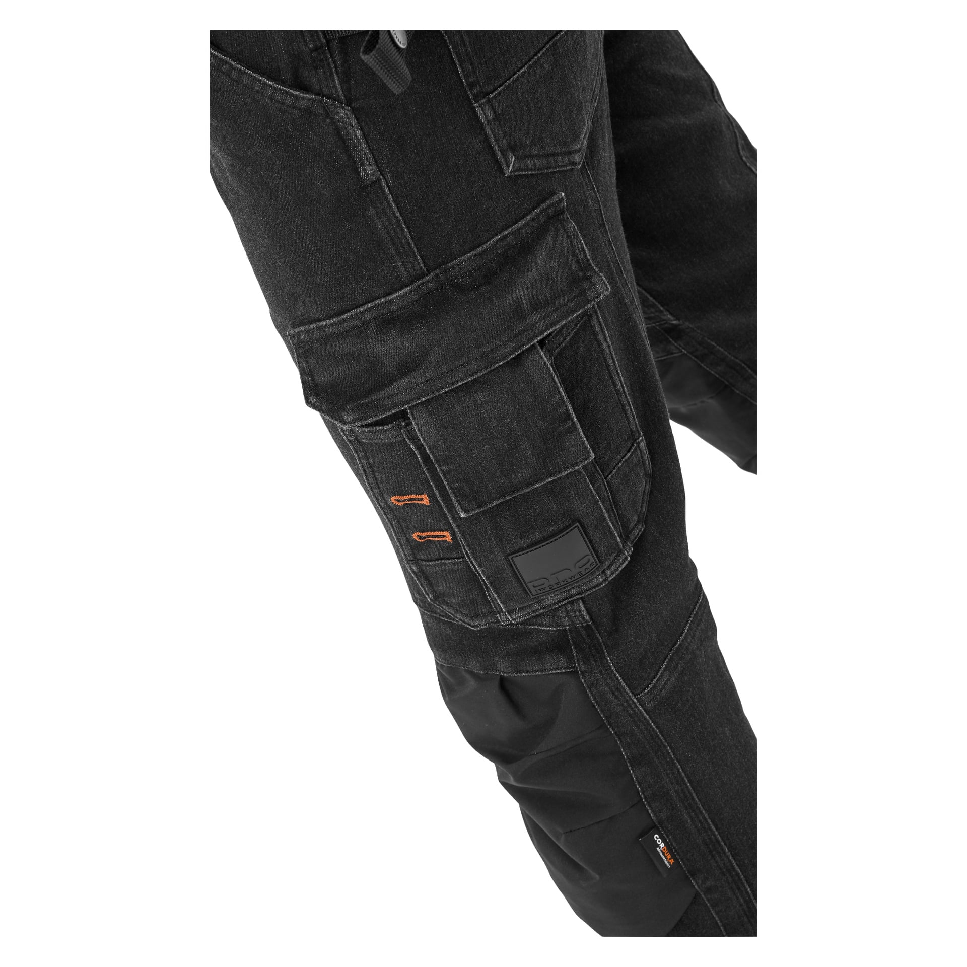 Närbild på Steve Denims arbetsbyxor för herrar från Bluewear Pro Workwear i svart, med flera fickor, förstärkta knä och kontrasterande orange sömmar. Tillverkad av en blandning av denim och syntetiska material, med Bluewear Pro Workwear-logotypen tydligt synlig på ena fickan.