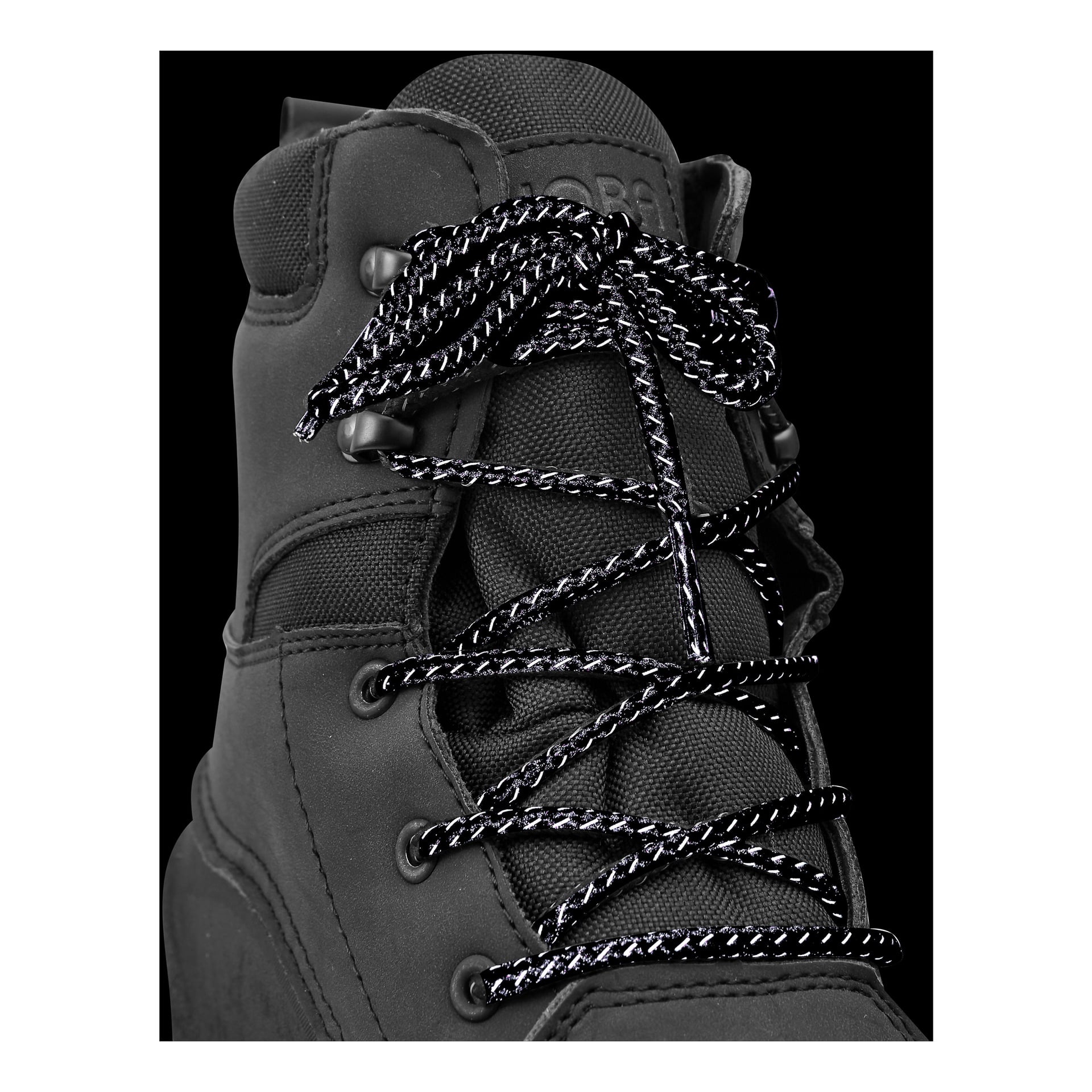 Kayoba Outdoor Winter boots visas i närbild, svarta med svartvita mönstrade snören genom metallöglor och krokar, på mörk bakgrund.