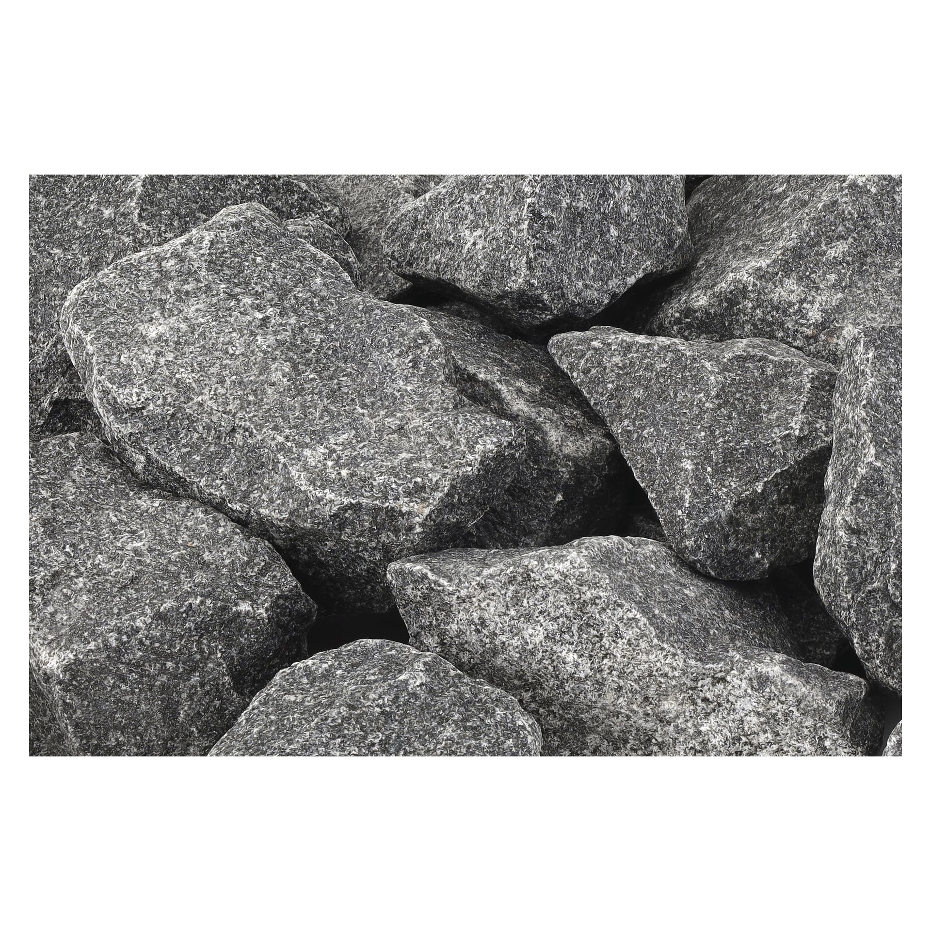 Flera stora grå bastustenar i Sauna Granit är staplade tätt och visar sina robusta ytor, ojämna kanter och karakteristiska naturliga mönster.