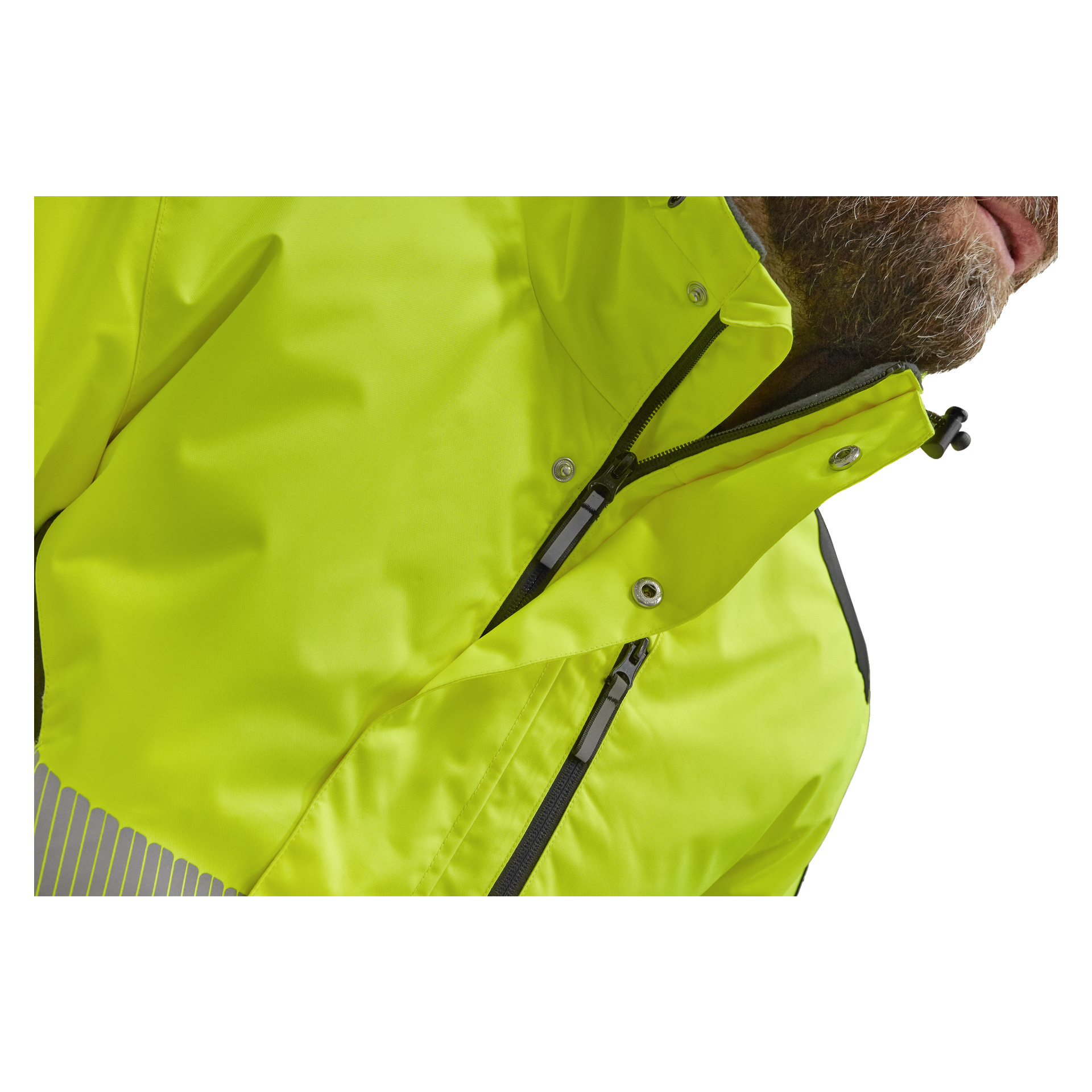 Närbild på en man i den gula Bluewear Warm-fodrade Hi-Vis Hamilton-jackan, detaljerad med svarta dragkedjor och tryckknappar. Endast en del av hans ansikte och skägg syns.