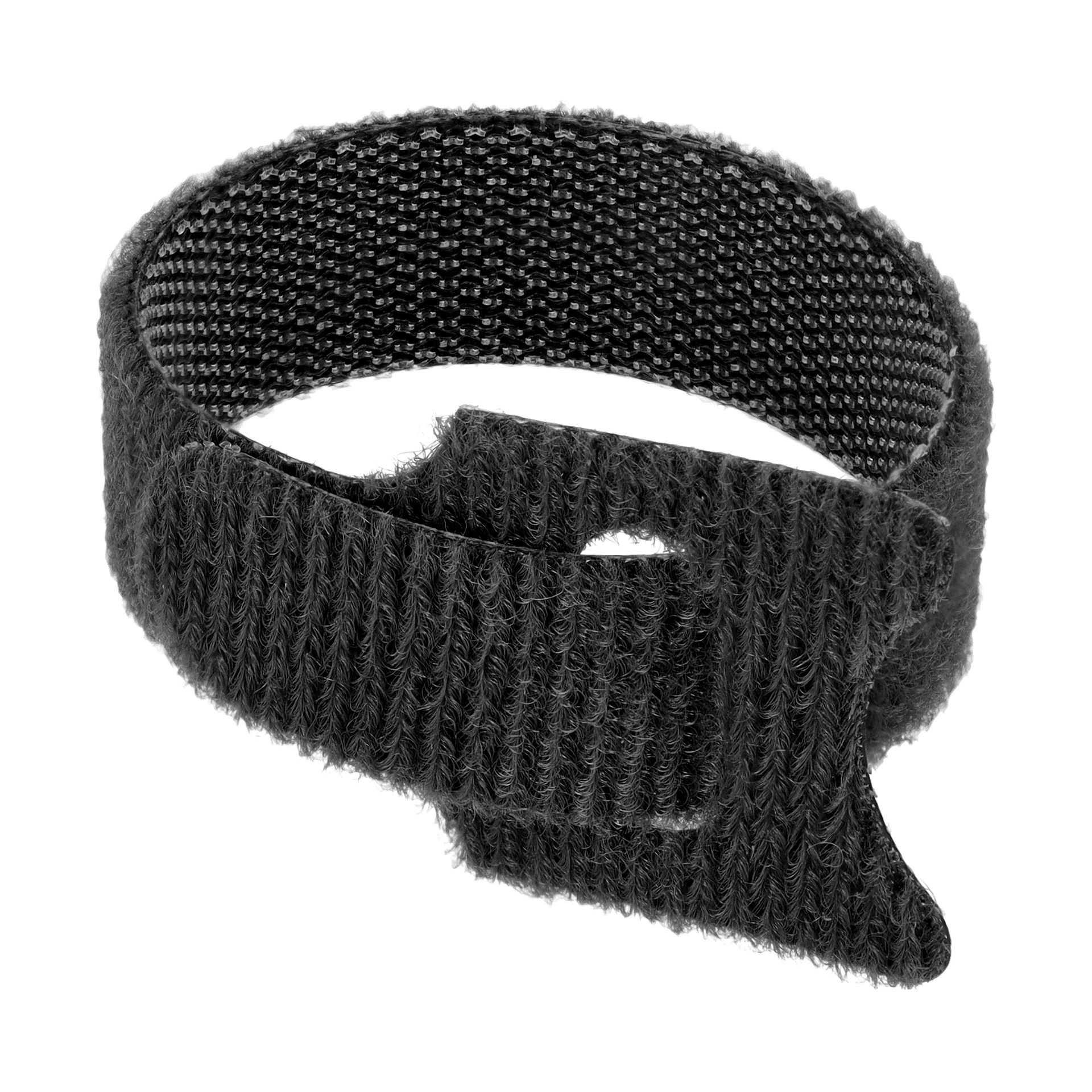 En närbild på en Anslut buntband med kardborreband 5 visar en svart buntband formad till en ögla, dess ände trådad genom en rektangulär springa, vilket framhäver den texturerade ytan och fästdelen.