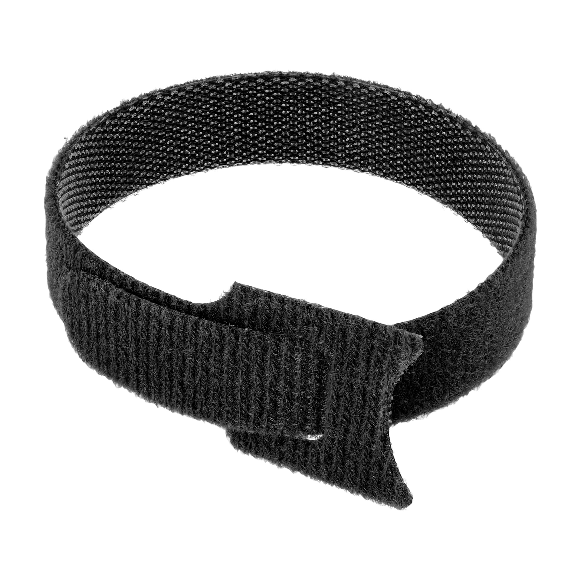 En Anslut kardborrebandskabel från en 5-pack är ordentligt fäst, med ena änden trådad genom en springa för att framhäva dess texturerade yta och fästremsa.