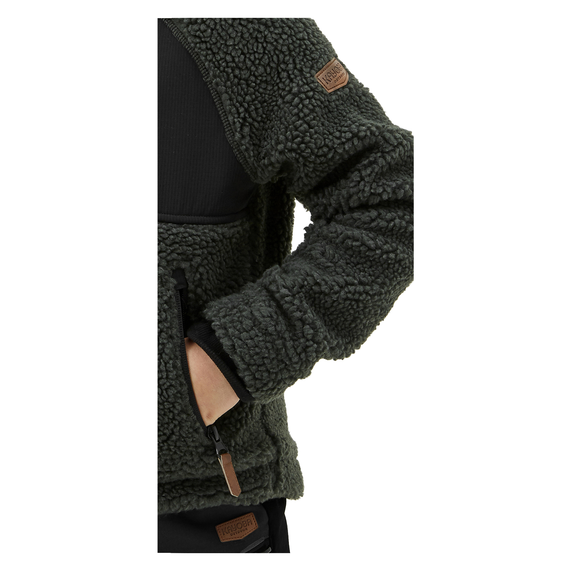 Ett barn bär en Kayoba Outdoor Children's pile-jacka i mörkgrön fleece med textur, med dragkedja och en läderlapp på ärmen. Endast bålen och vänster arm är synliga, med vänster hand delvis inne i en ficka.