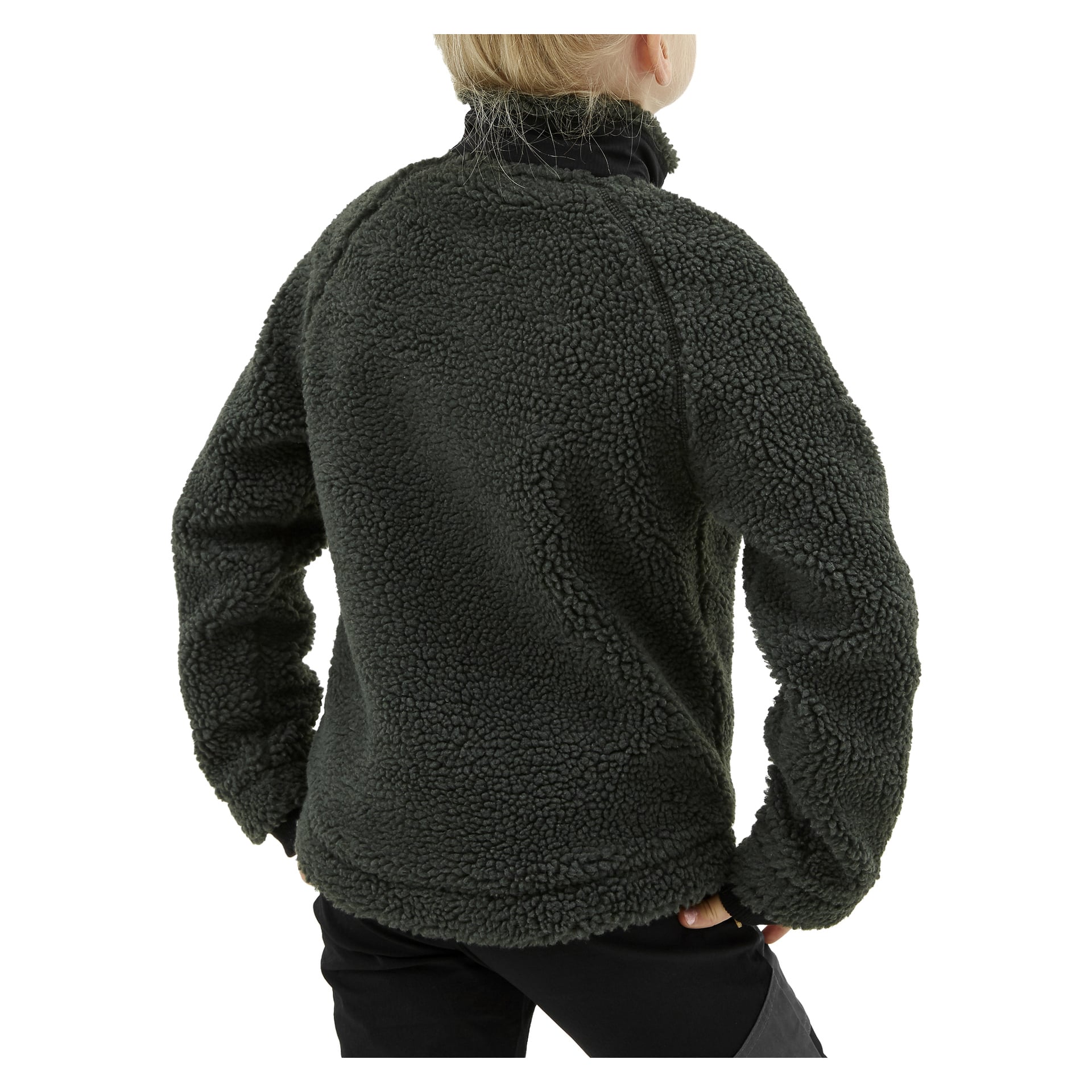 Ett blont barn syns bakifrån, klädd i en mörkgrön Kayoba Outdoor Children's jacka och svarta byxor, stående med händerna på höfterna.