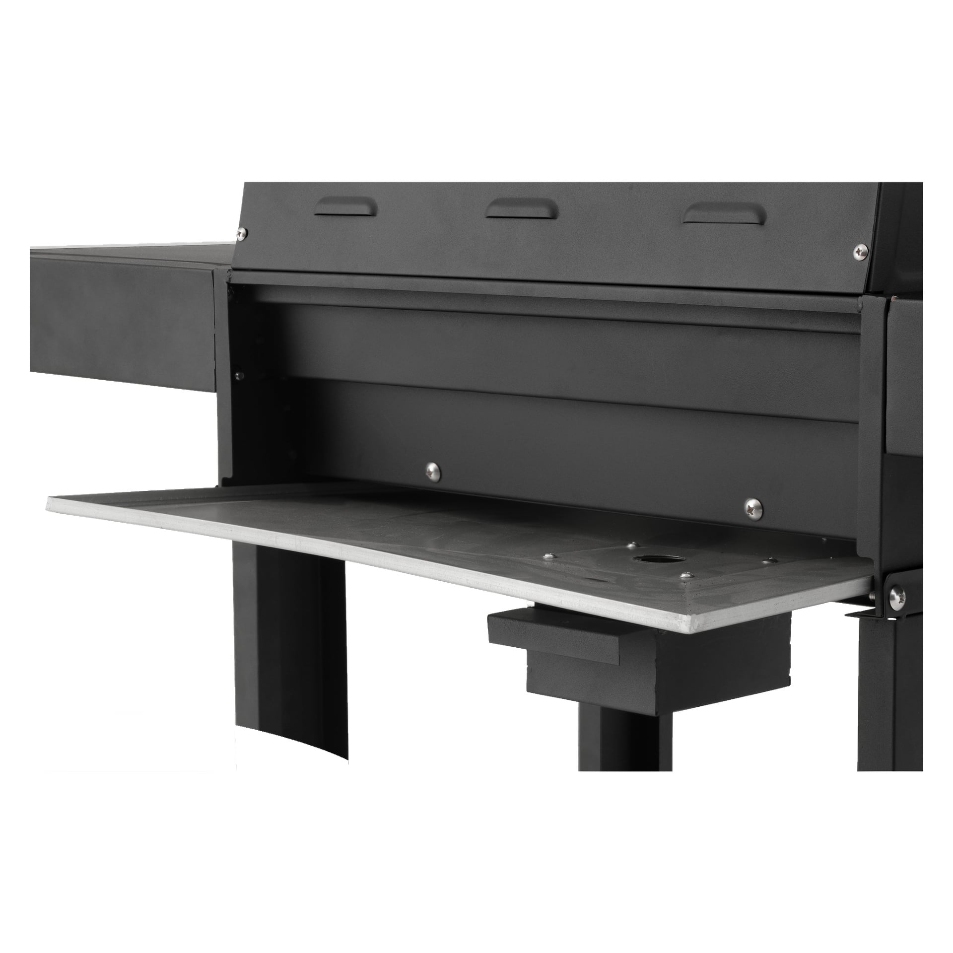 En närbild av Burns & Barkles Gas Grill Steely King 5042B framhäver dess robusta svartmetallkonstruktion, med en öppen sidohylla med en cirkulär utskärning som kan användas för dränering eller avfallshantering. Grillens huvuddel och ben visas delvis.