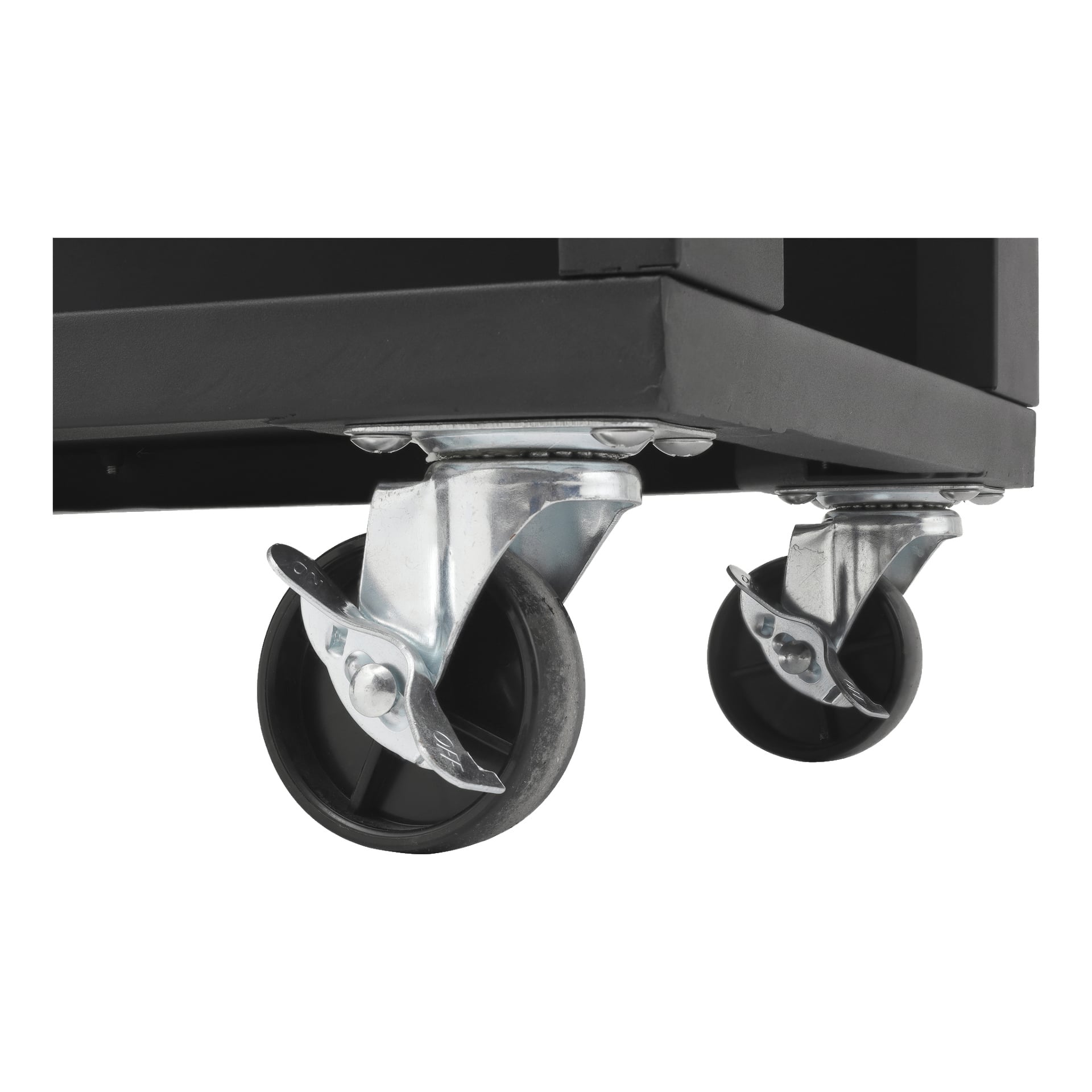 Detaljerad närbild på två svarta caster-hjul med metallfästen, fästa under en Burns & Barkles Gas Grill Steely King 5042B. Det närmaste hjulet är skarpt fokuserat och båda hjulen är utrustade med låsmekanismer.