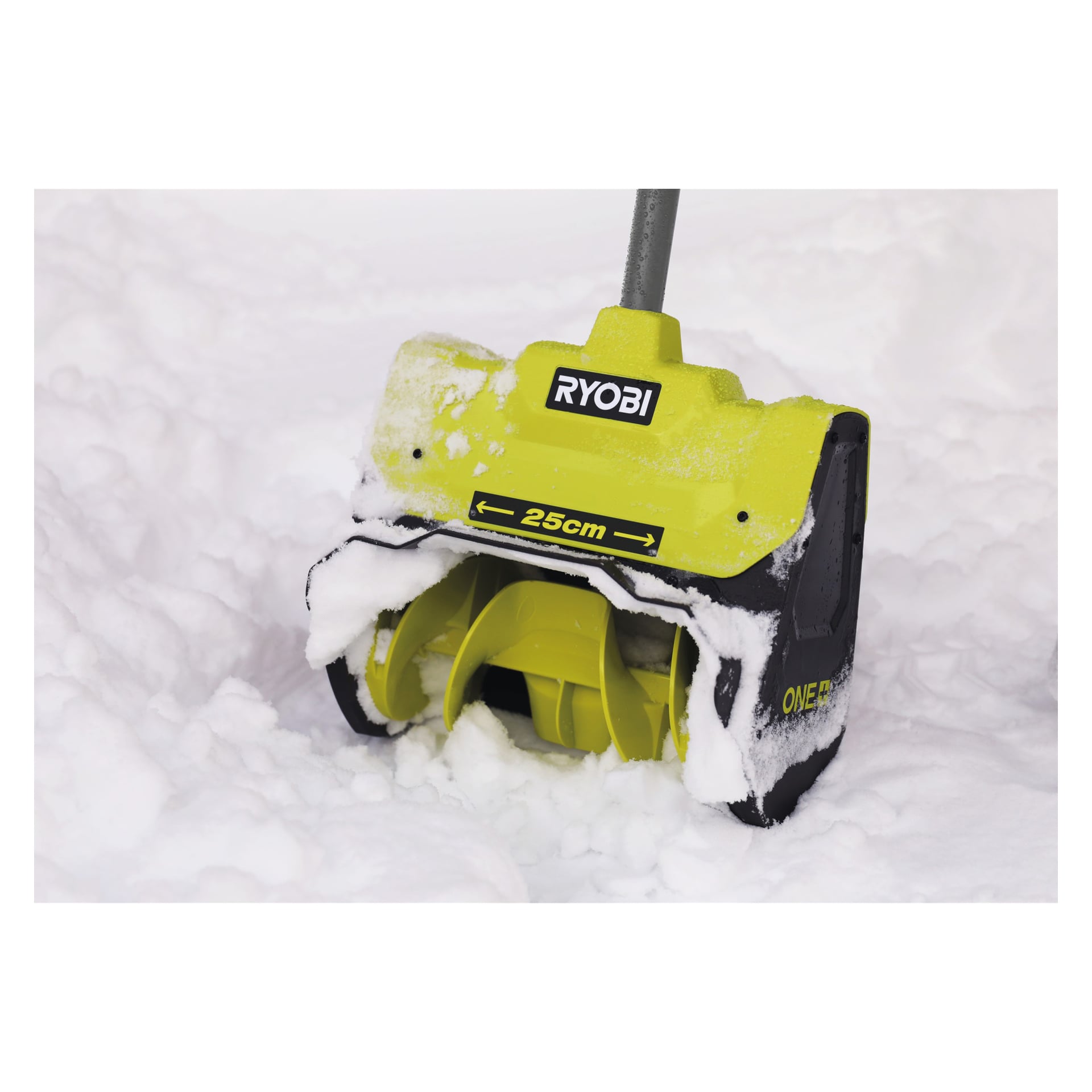 En närbild på Ryobi One+ RY18ST25A-0 snöslunga i arbete, med en synlig 25 cm bred etikett på frontpanelen och snöfläckar som pryder dess ljusgröna yttre.