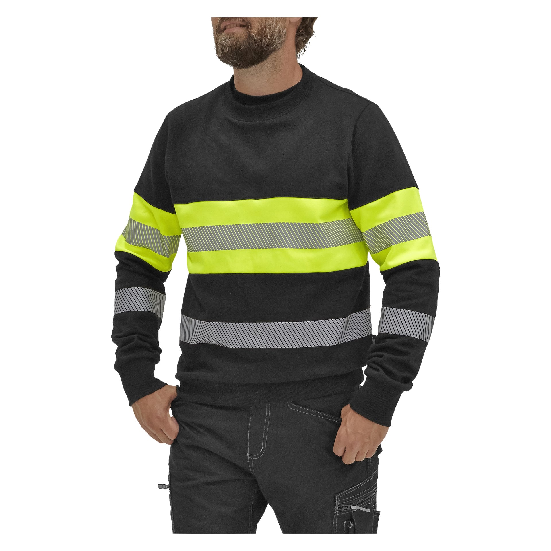 Man visar Bluewear Hi-vis-sweatshirt Vancouver, en svart topp med gula reflekterande ränder på bröst och ärmar, samt grå reflekterande ränder under. De är också klädda i svarta byxor med vita sömmar.