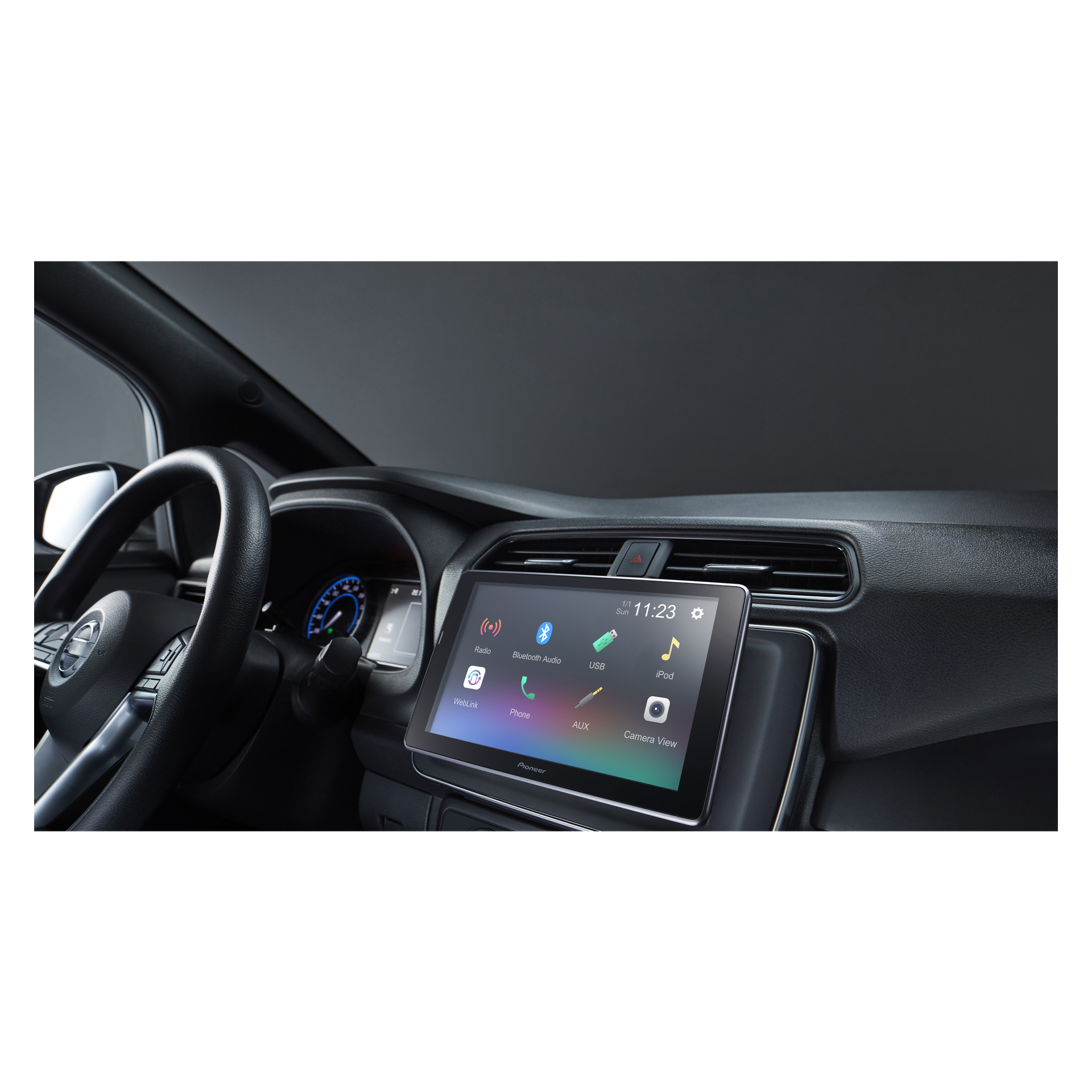 Inuti en bil är Pioneer Car Stereo DMH-AF555BT installerad på instrumentbrädan bredvid ratten. Det stora pekskärmsinfotainmentsystemet visar ikoner för navigation, telefon, USB, Bluetooth-ljud och kamerafunktioner. Displayen visar också tiden som 11:23.