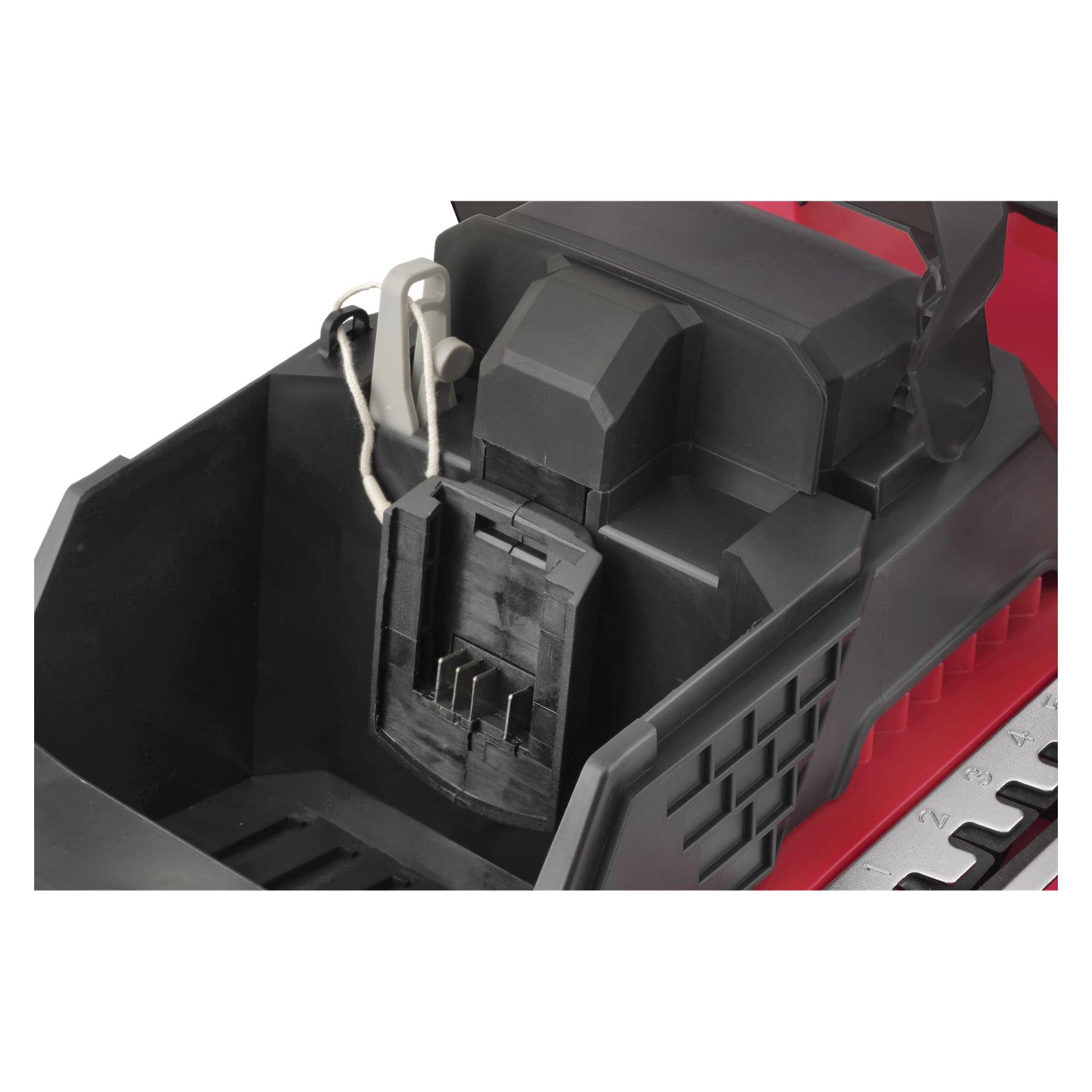 En närbild på Meec Tools Multiseries batteridrivna gräsklippare LM-18V HOME 300 visar ett öppet fack med ett gångjärnsförsett svart lock, som blottar elektriska kontakter och vita ledningar inuti. Gräsklipparen har ett mestadels svart skal, med röda höjdpunkter.