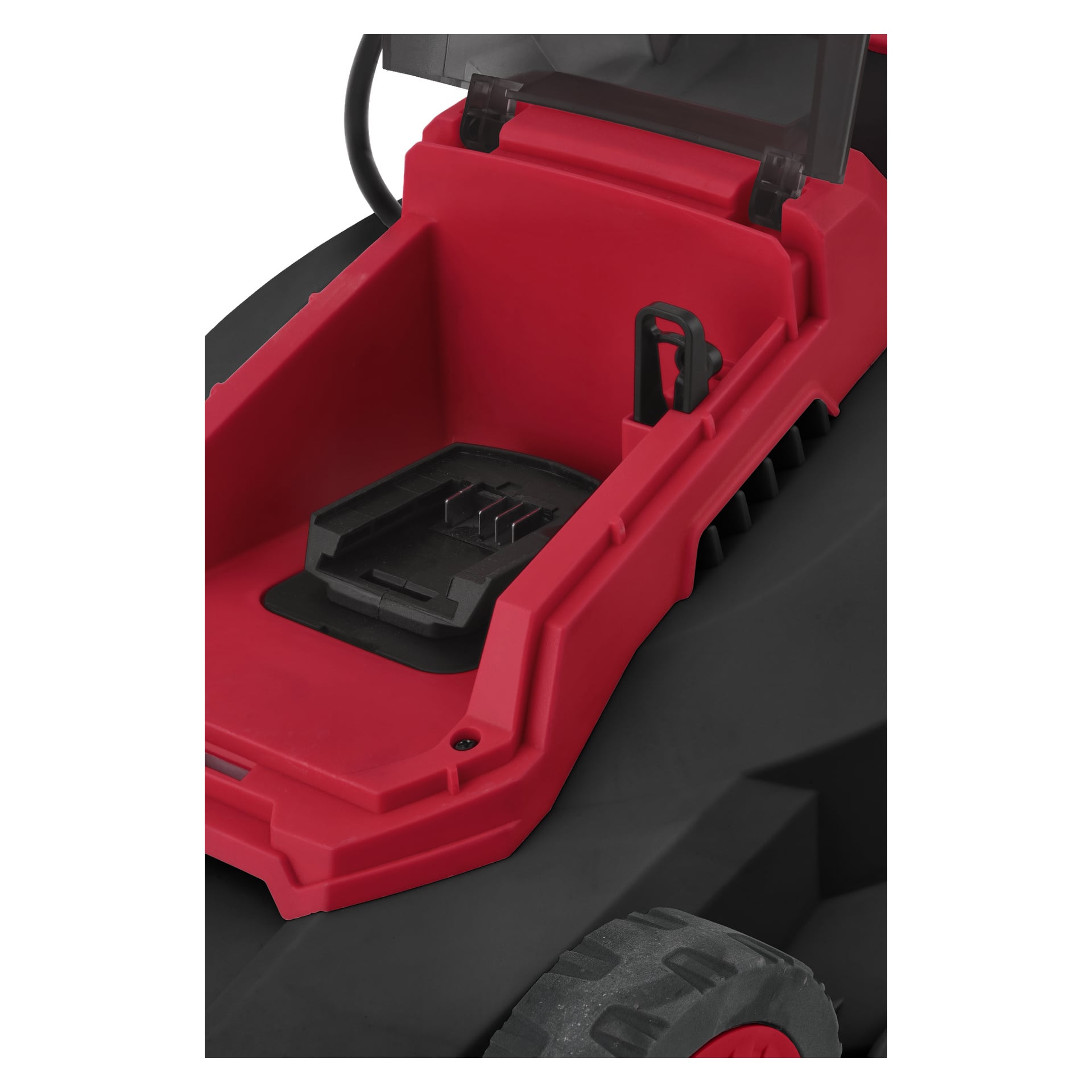 Detaljert visning av batterirommet til Meec Tools Multiseries batteridrevne gressklipper, med åpent lokk, tomt batterislot og en del av forhjulet synlig.