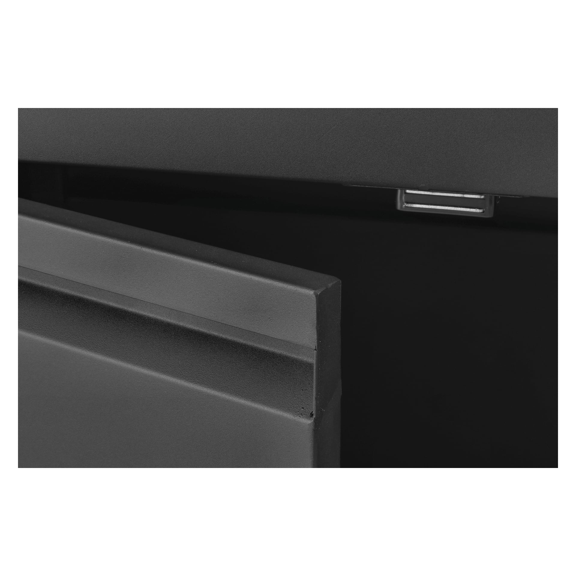 En närbild på den delvis öppna svarta metalllådan i Burns & Barkles arbetsbänk med skåp Outdoor Kitchen 8044B, som visar ett rektangulärt silverhandtag på översta lådan mot en mörk bakgrund.
