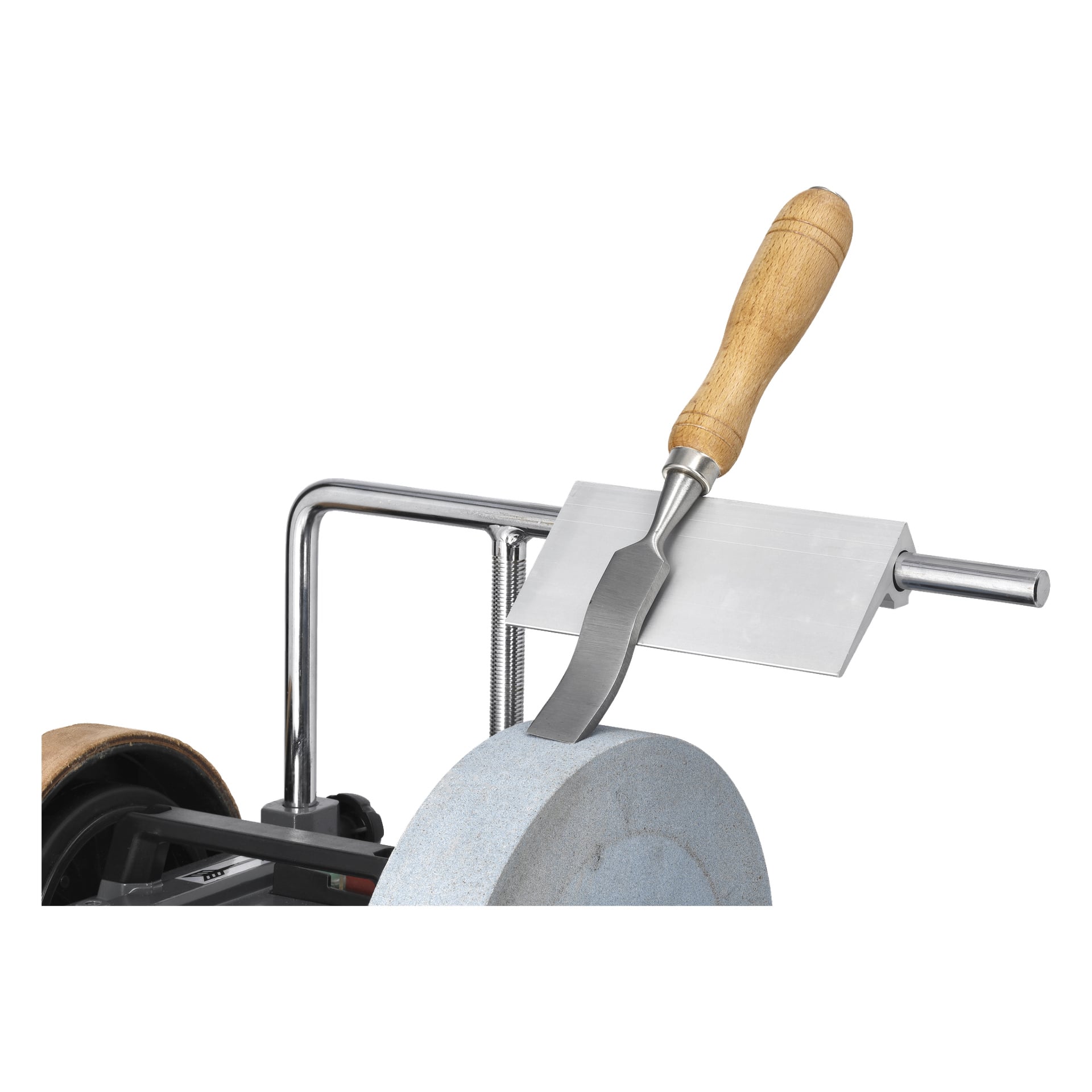 En trämejsel slipas på en roterande våtslipmaskin med hjälp av Meec Tools Support, som använder en metalljigg och ett trähandtag för att hålla slipvinkeln stabil för att uppnå noggranna resultat.