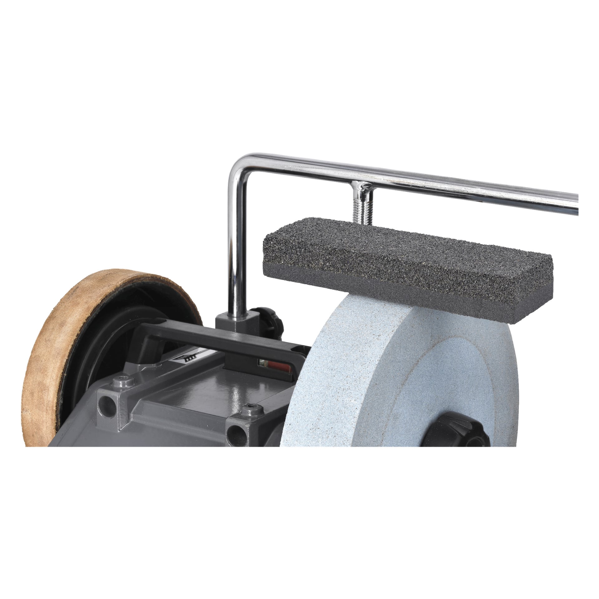 En detaljerad vy av en Meec Tools slipmaskin visar en ljusblå slipskiva, en brun läderslipskiva och den rektangulära Meec Tools Stone Grader för våtslipsten placerad på metallstödet ovanför slipskivan.