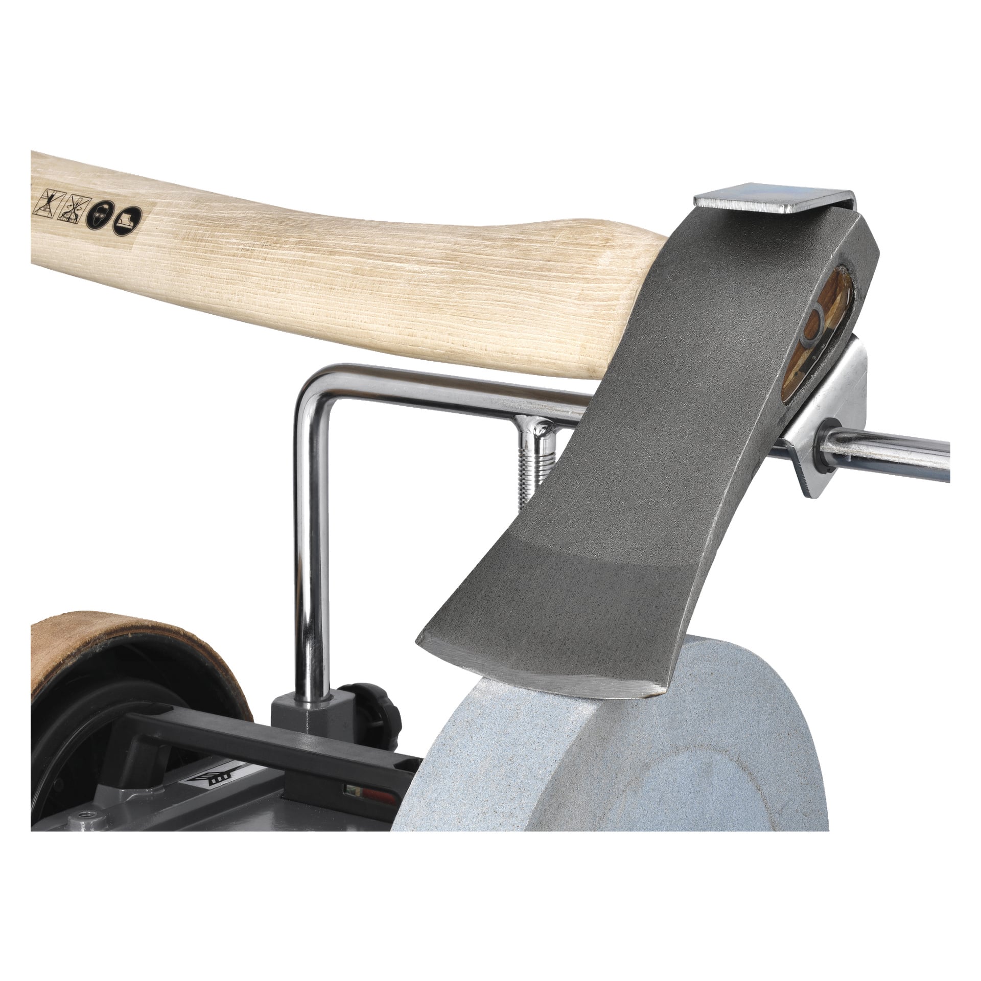 En detaljerad vy visar en yxa som slipas på en snurrande slipskiva med Meec Tools Grinding Jig for Axe. Metallstyrningen och trähandtaget är framträdande, och yxhuvudet trycks mot den roterande stenen.