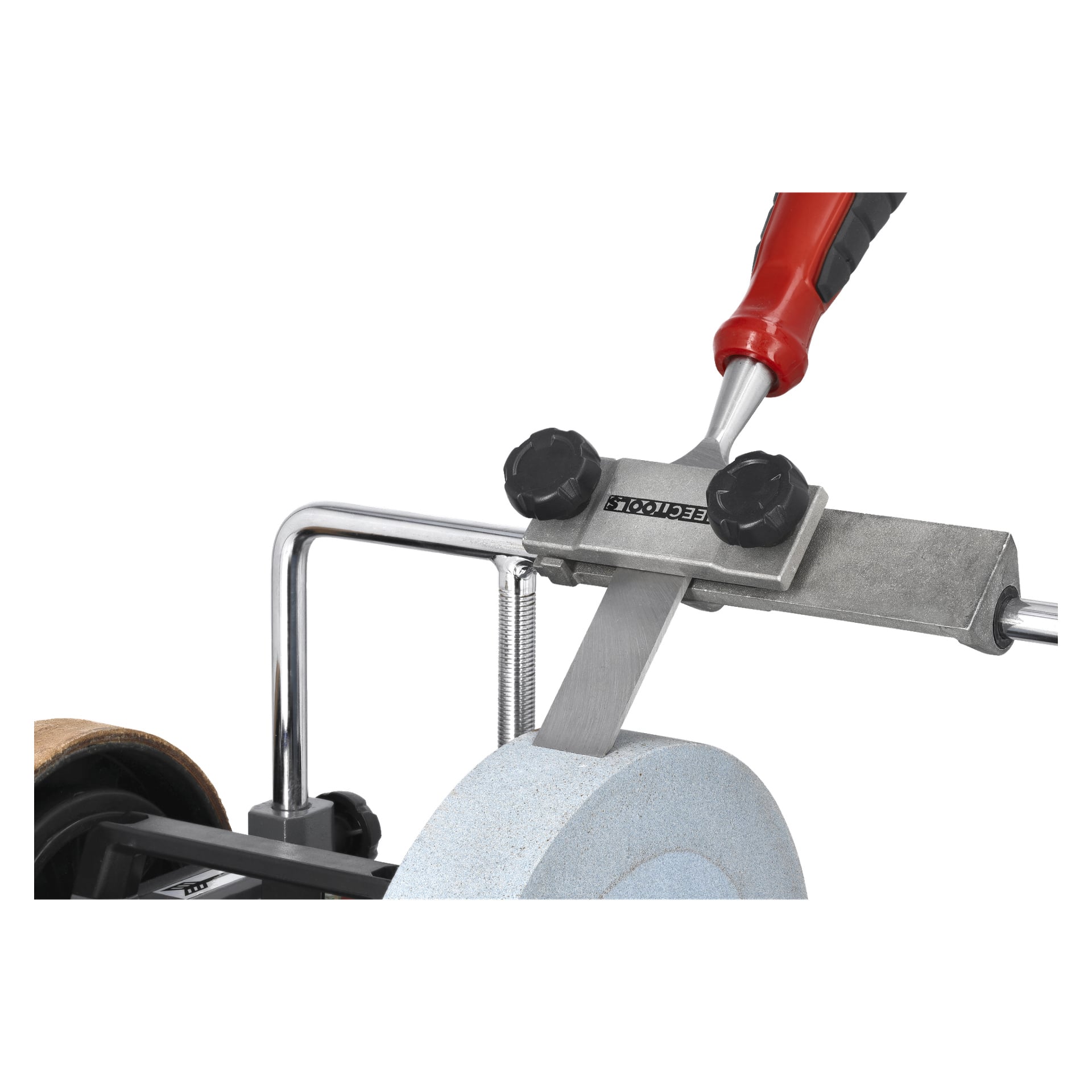 En närbild på en slipjigg från Meec Tools för raka kanter som slipar en mejsel på en cirkulär slipskiva för slipsten under användning.