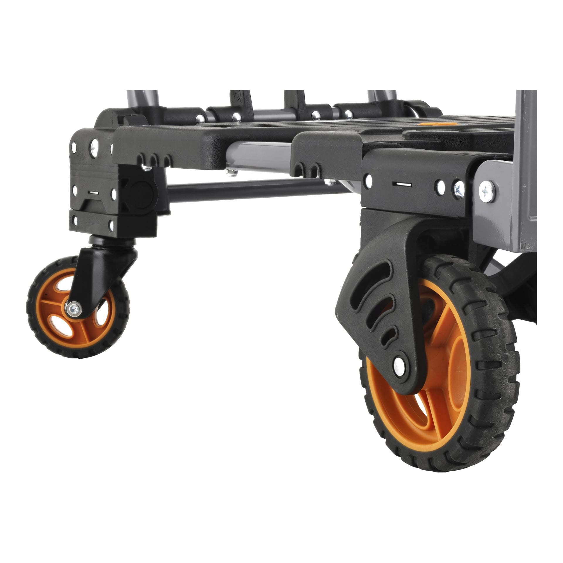 Detaljerad närbild som visar ett par orange hjul med svarta mönster och ekrar, monterade på den svarta och grå ramen på Hard Head Folding Trolley; hjulet till vänster svänger, medan det till höger förblir stilla.