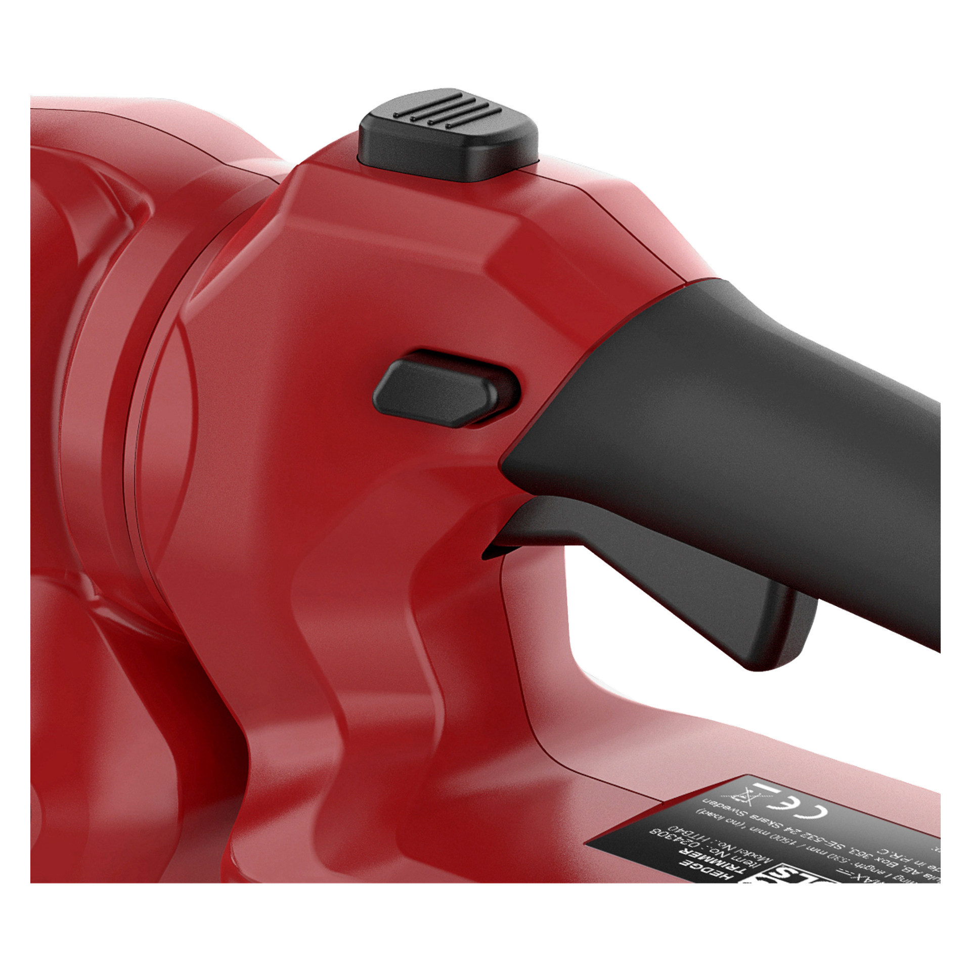 Närbild på handtaget på en röd och svart Meec Tools Multiseries 40 V batteridriven häcksax, med en svart knapp med texturering ovanpå, en sidotrigger och en del av produktetiketten nära nedre högra hörnet.