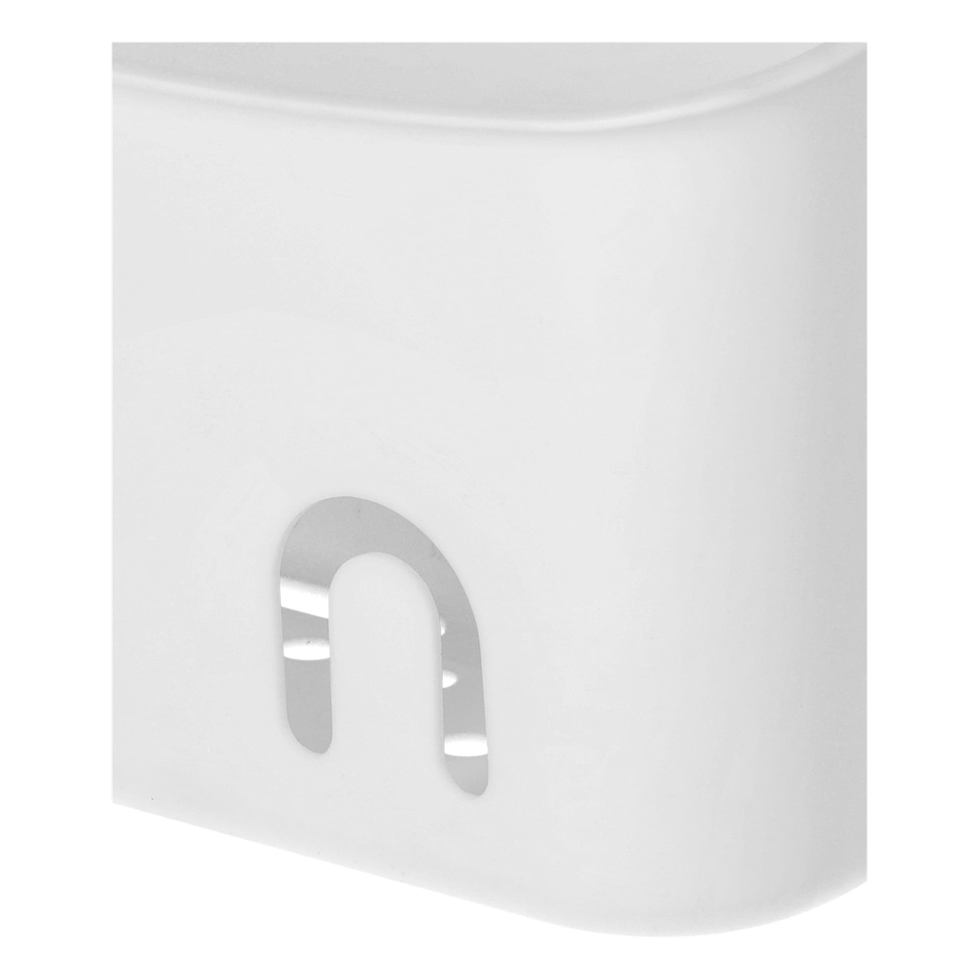 Närbild på EKVIP Shower Basket, en slank vit rektangulär accessoar med böjda kanter och en blank, reflekterande finish, framhävd av en metallisk "n"-formad detalj på ena sidan.