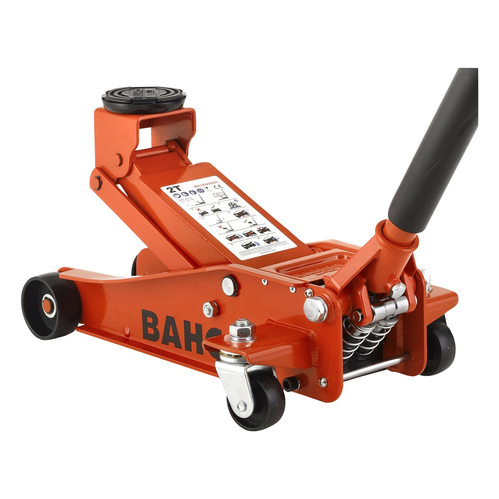 En röd Bahco Garage Jack BH1EU2000 med synlig instruktionsskylt, robusta hjul och en svart platta för att lyfta fordon; Fungerade med ett inskjutet handtag. Bahcos logotyp kan delvis ses.