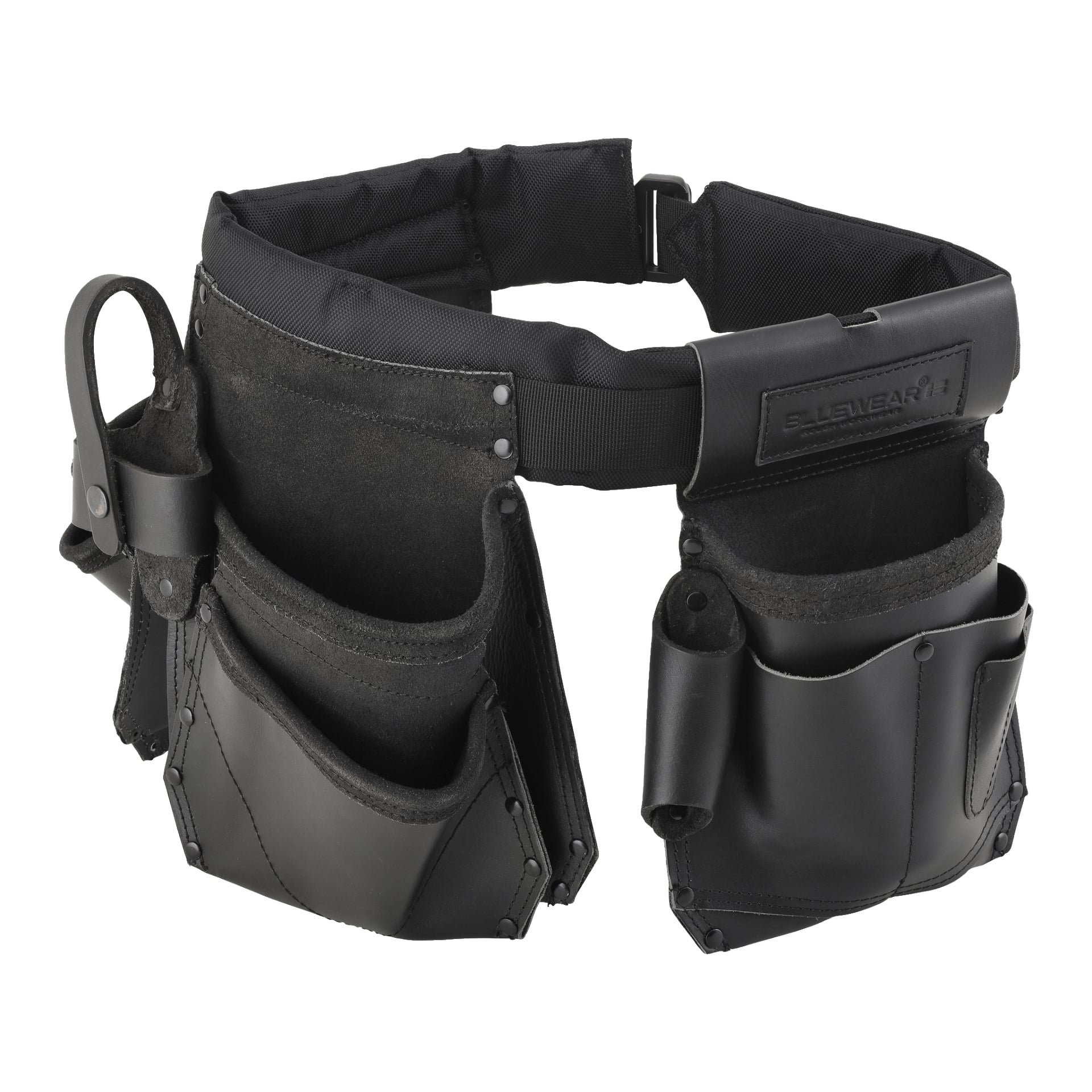 Der Bluewear Werkzeuggürtel, gefertigt aus schwarzem Leder, enthält zahlreiche Taschen und Schlaufen zur Werkzeugorganisation. Er hat verstärkte Nähte und Metallnieten, um seine Haltbarkeit zu erhöhen.