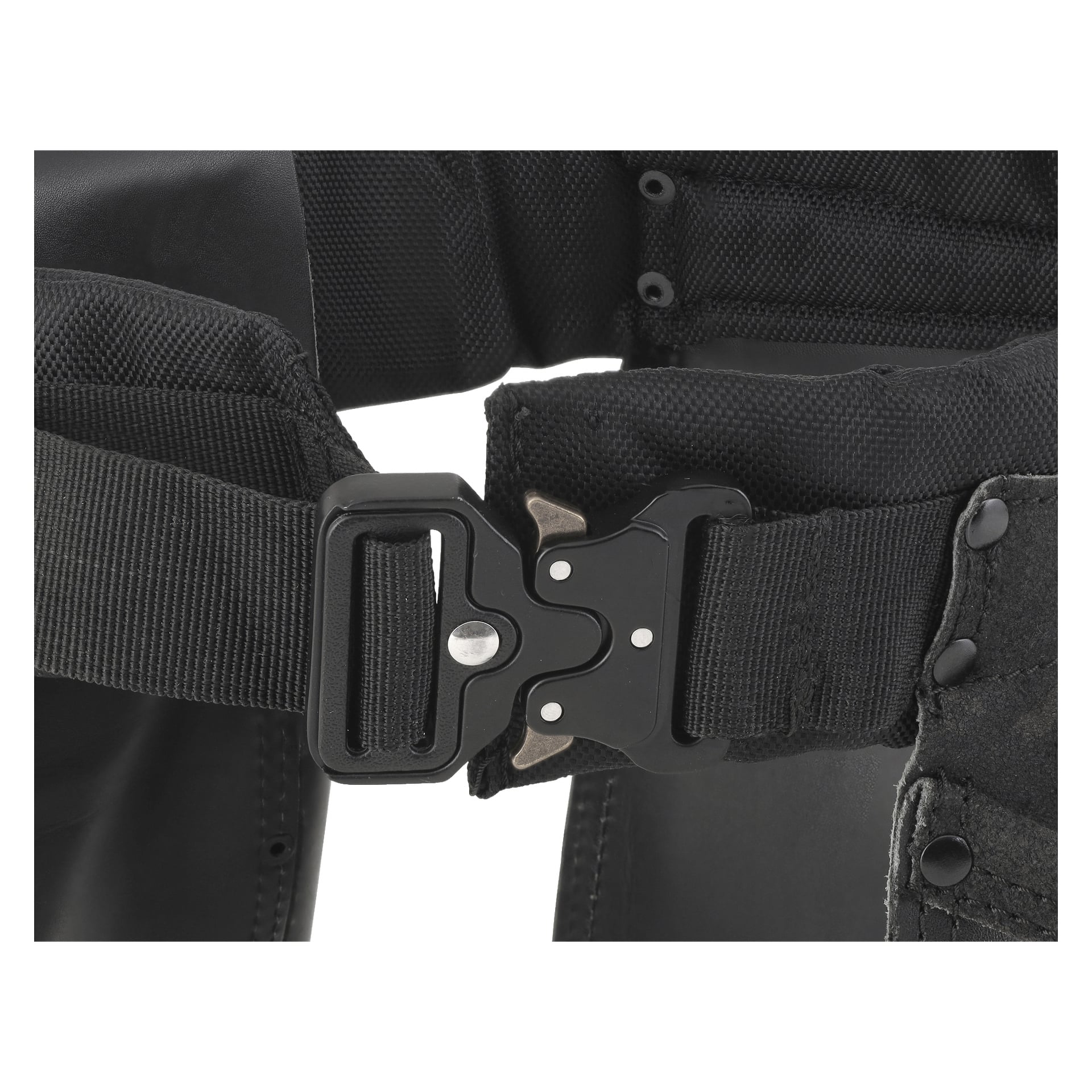 Nahaufnahme der fest verriegelten Bluewear-Werkzeuggürtelschnalle. Die stabile Metallschnalle hat ein Push-Release-Design, und der robuste Nylonbandgürtel zeigt verstärkte Nähte an den Rändern.