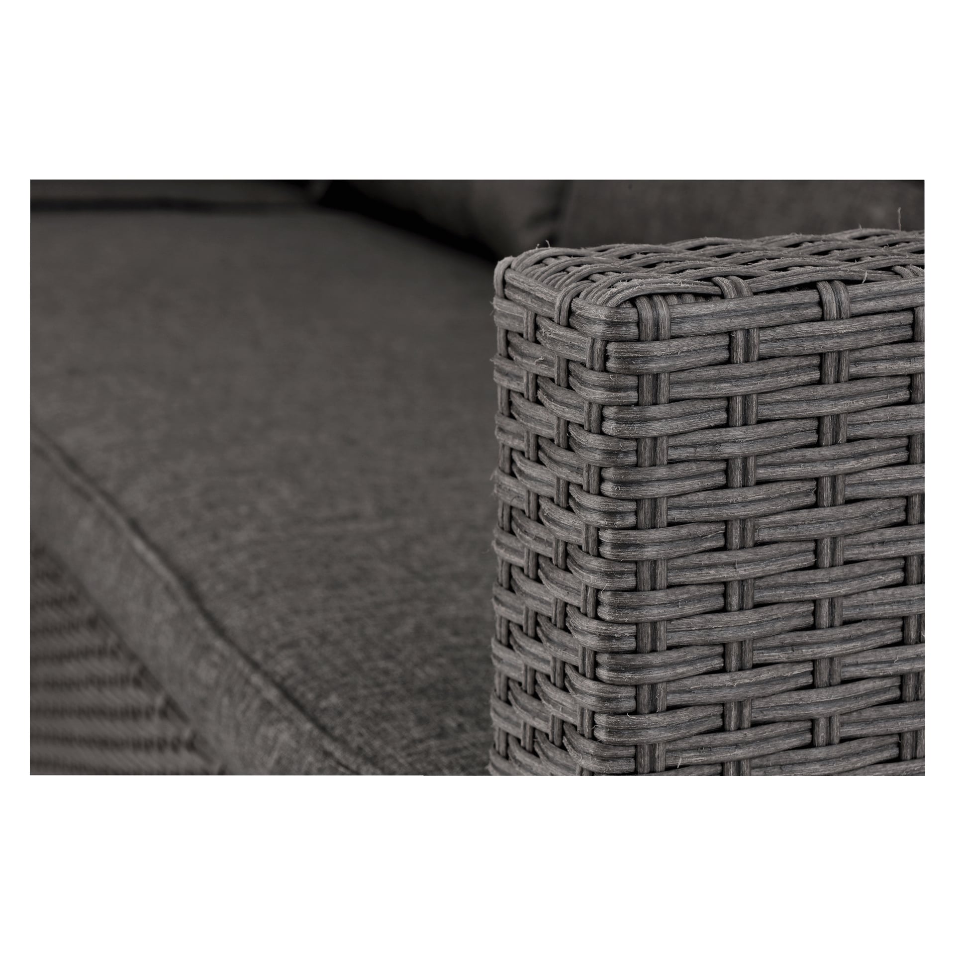 Detaljerad närbild av ett grått rattanarmstöd från EKVIP Furniture-serien med två, tillsammans med en matchande grå tygkudde i bakgrunden. Den intrikata vävda designen och materialtexturerna framträder tydligt.