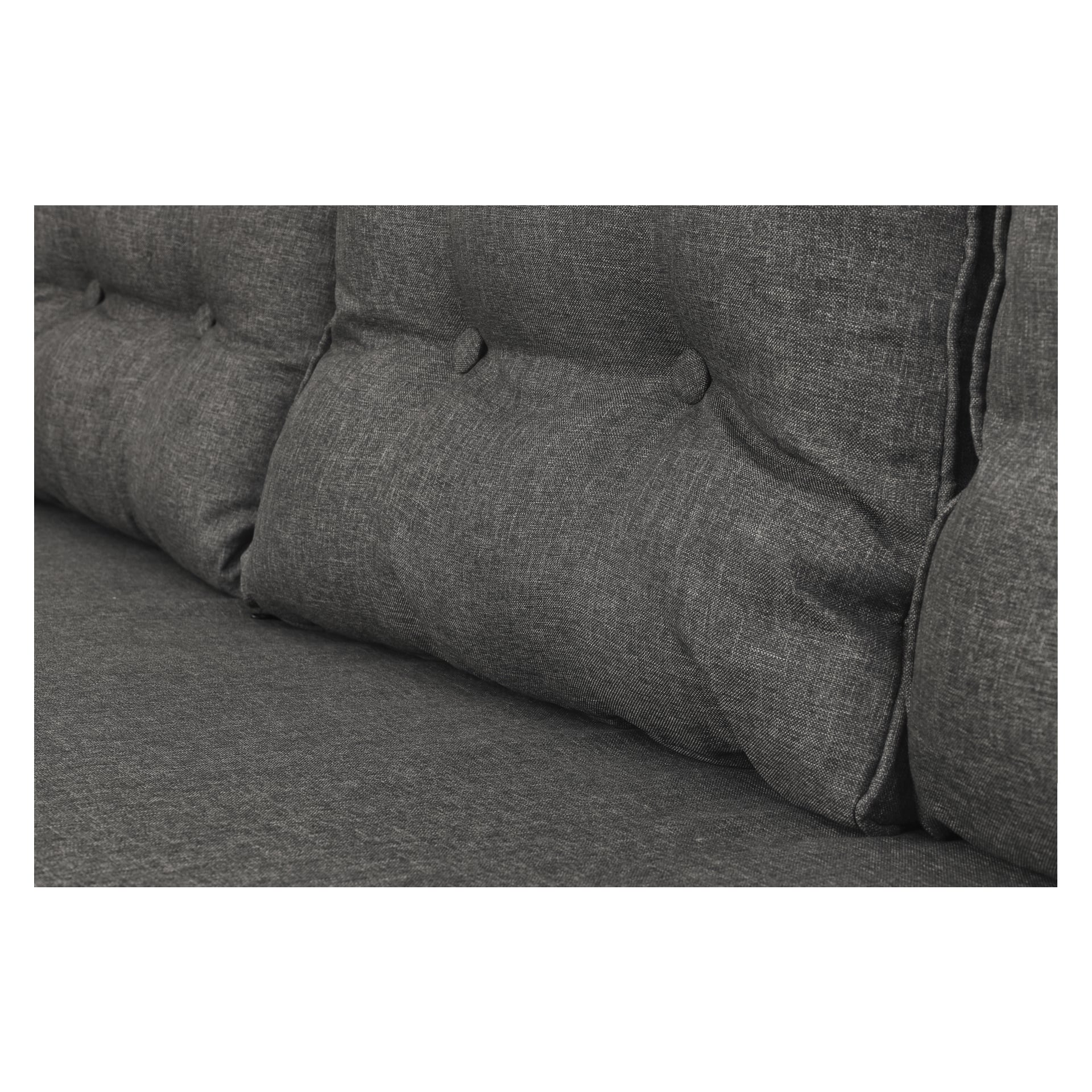 Detaljerad närbild av det tvådelade EKVIP Furniture-setet, med mörkgrått texturerat tyg och tuftade ryggdynor. Synliga sydda sömmar och knappdetaljer betonar soffans hantverk och intrikata klädselmönster.