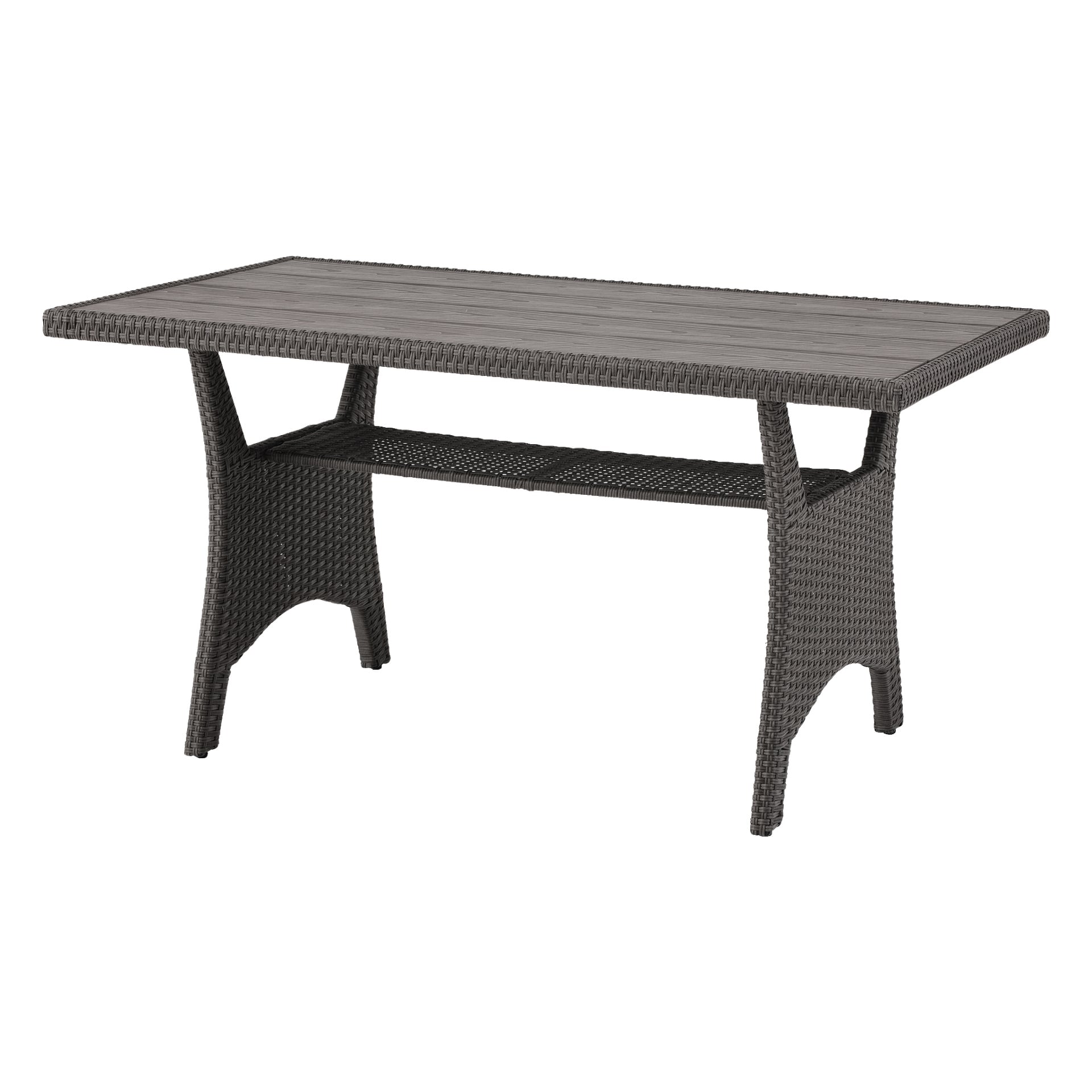 Ett rektangulärt utebord från EKVIP Furniture-serien, med en ram i rottingstil, fyra stadiga ben, en slät träbordsskiva och en näthylla under. Bordsytan är klar.