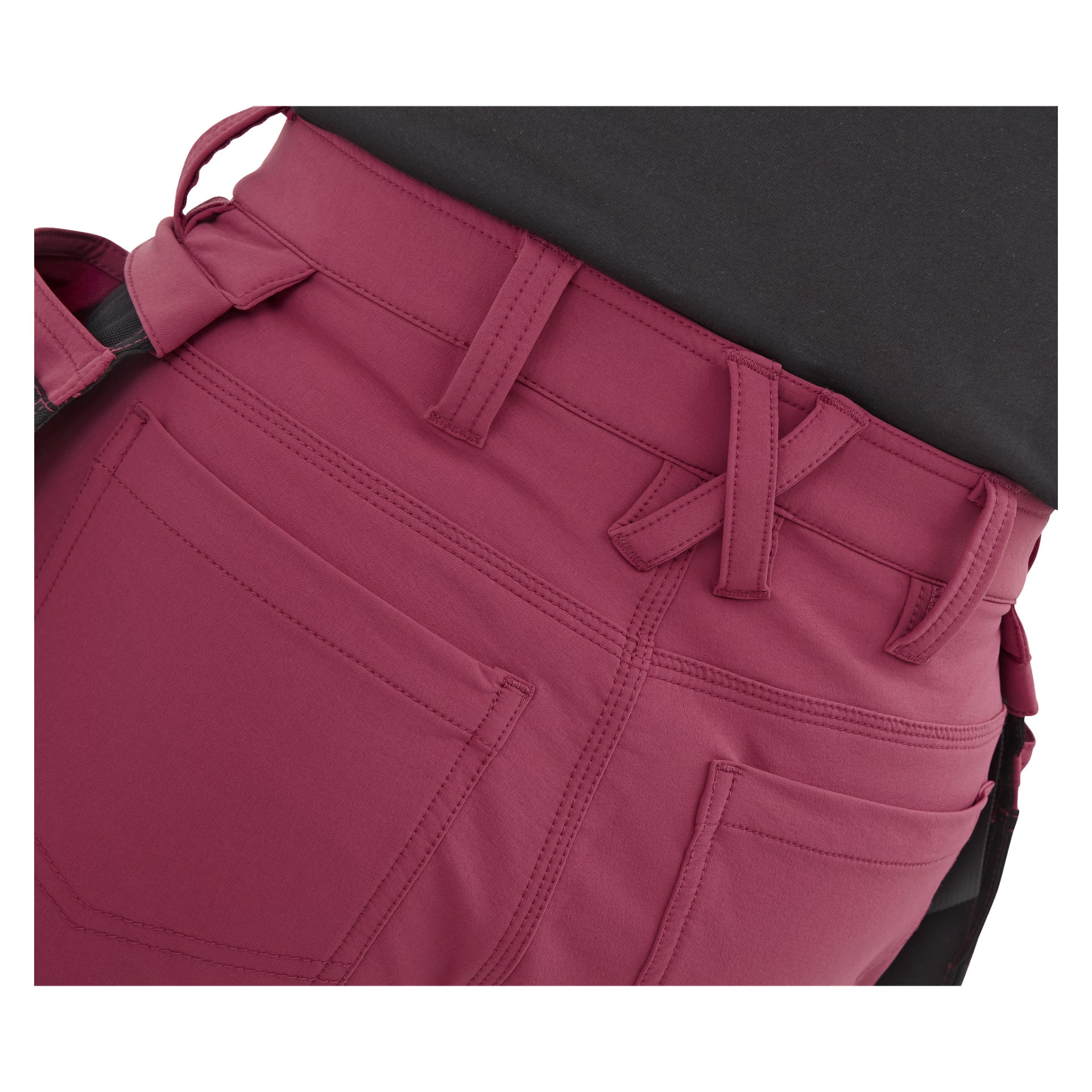 Närbild på en person i Bluewear Pro Workwear Damarbetsbyxor Stella i magenta, med bältesöglor, bakfickor och sömlinjer. Endast underkroppen visas med en instoppad svart skjorta.