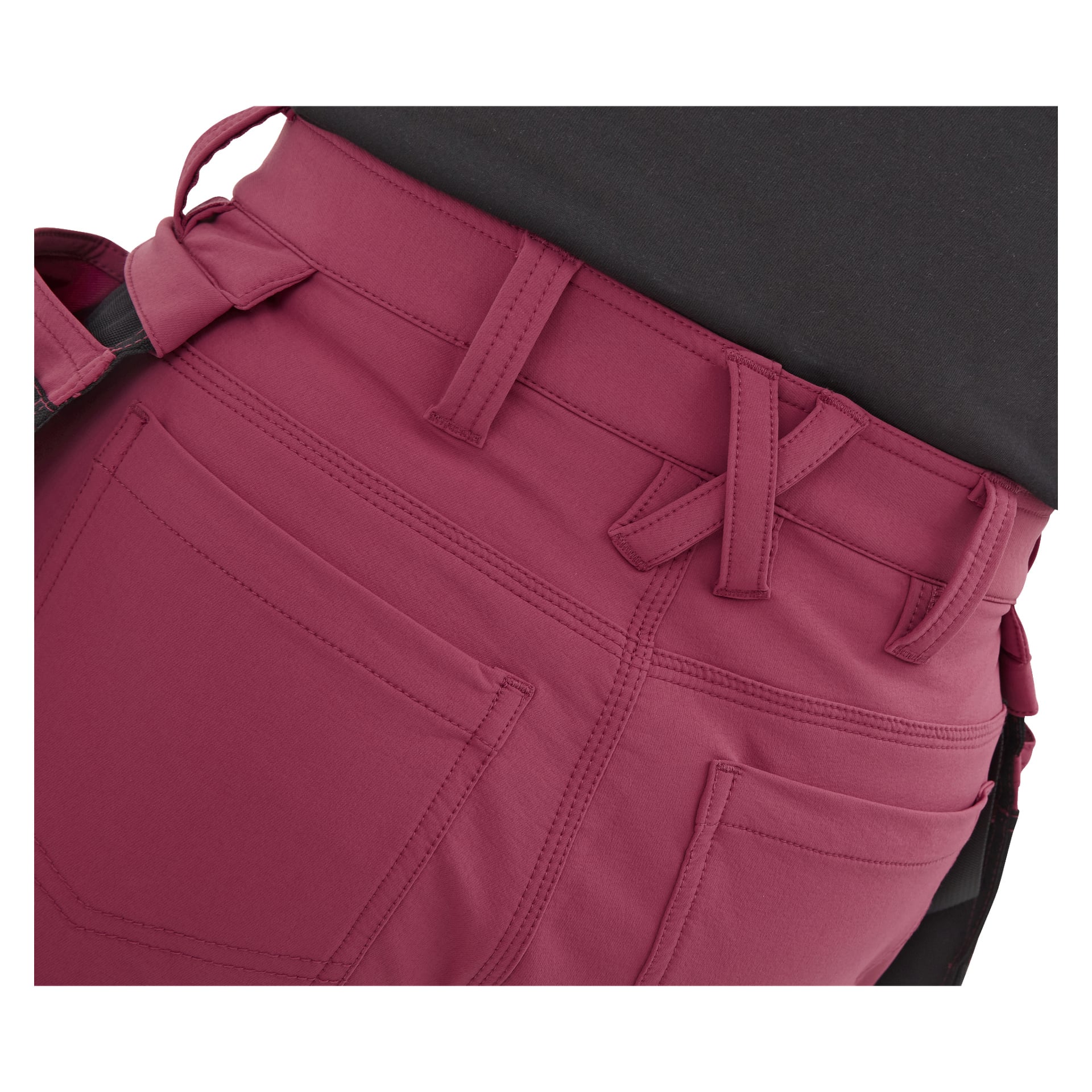 Närbild på en person i Bluewear Pro Workwear Stella-arbetsbyxor för kvinnor i magenta, med bältesöglor, bakfickor och sömnadsdetaljer, tillsammans med en svart skjorta.