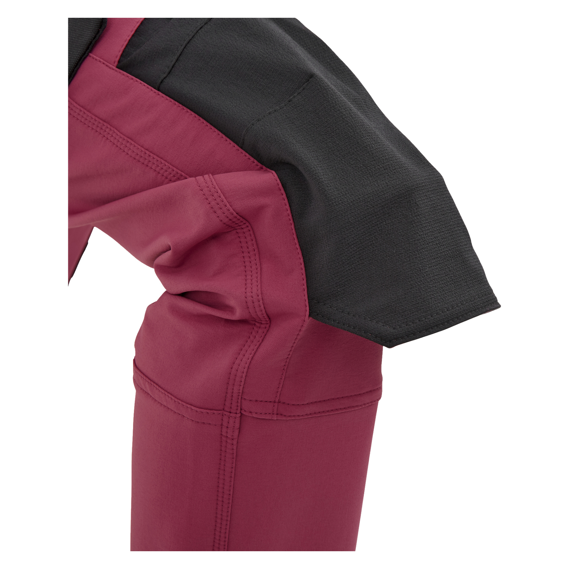 Närbild på ett knä böjt i nittio grader, i rött Bluewear Pro Workwear Women's work pants Stella, med synliga stygn och en svart tygpanel över låret.