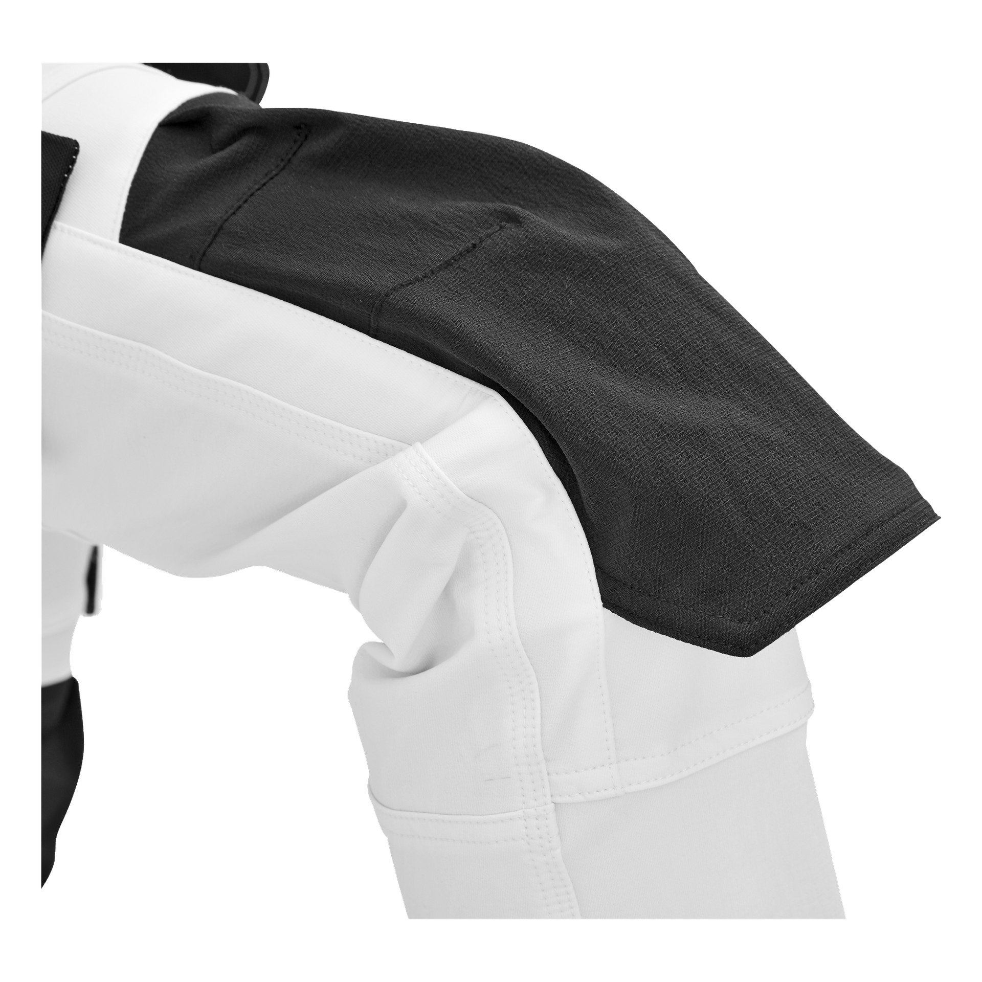 En närbild av Stellas damarbetsbyxor från Bluewear Pro Workwear, med svartvitt vadderat tyg, synliga sömmar och texturerade detaljer vid knäområdet.