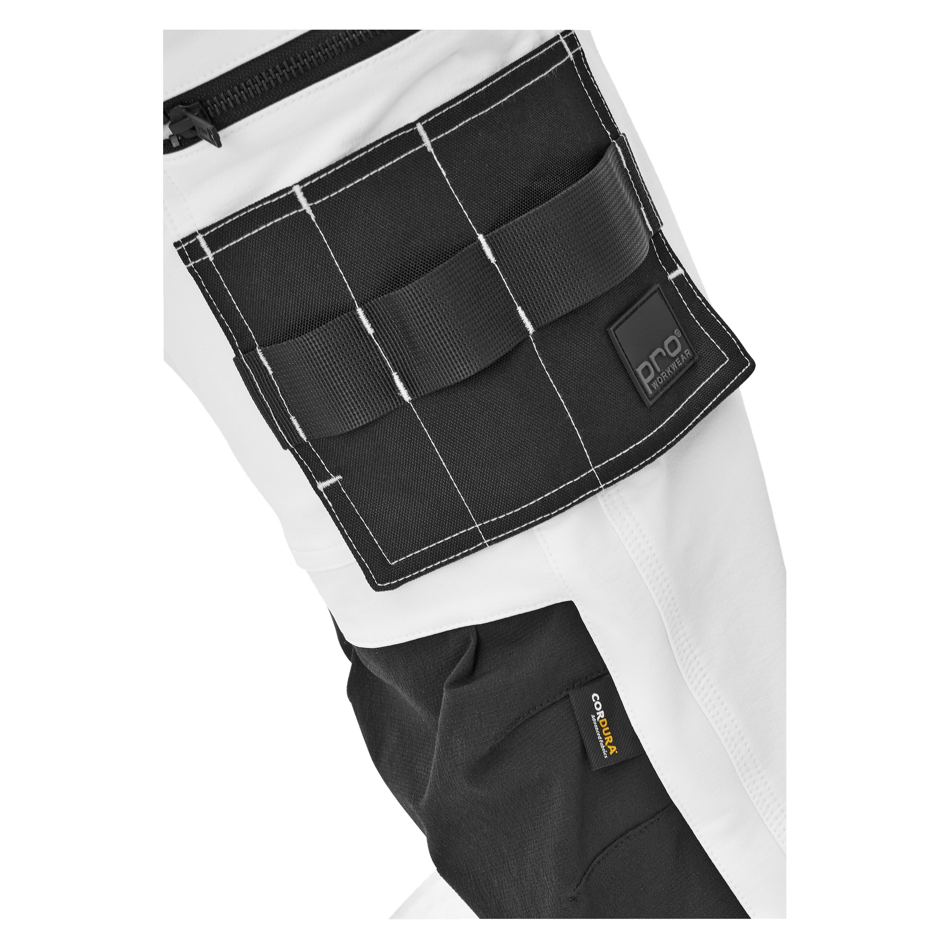Närbild på Stella kvinnors arbetsbyxor från Bluewear Pro Workwear, med en svart ficka med vit sömmar, tygöglor, en patch reading pro och en liten lapp märkt CORDURA.