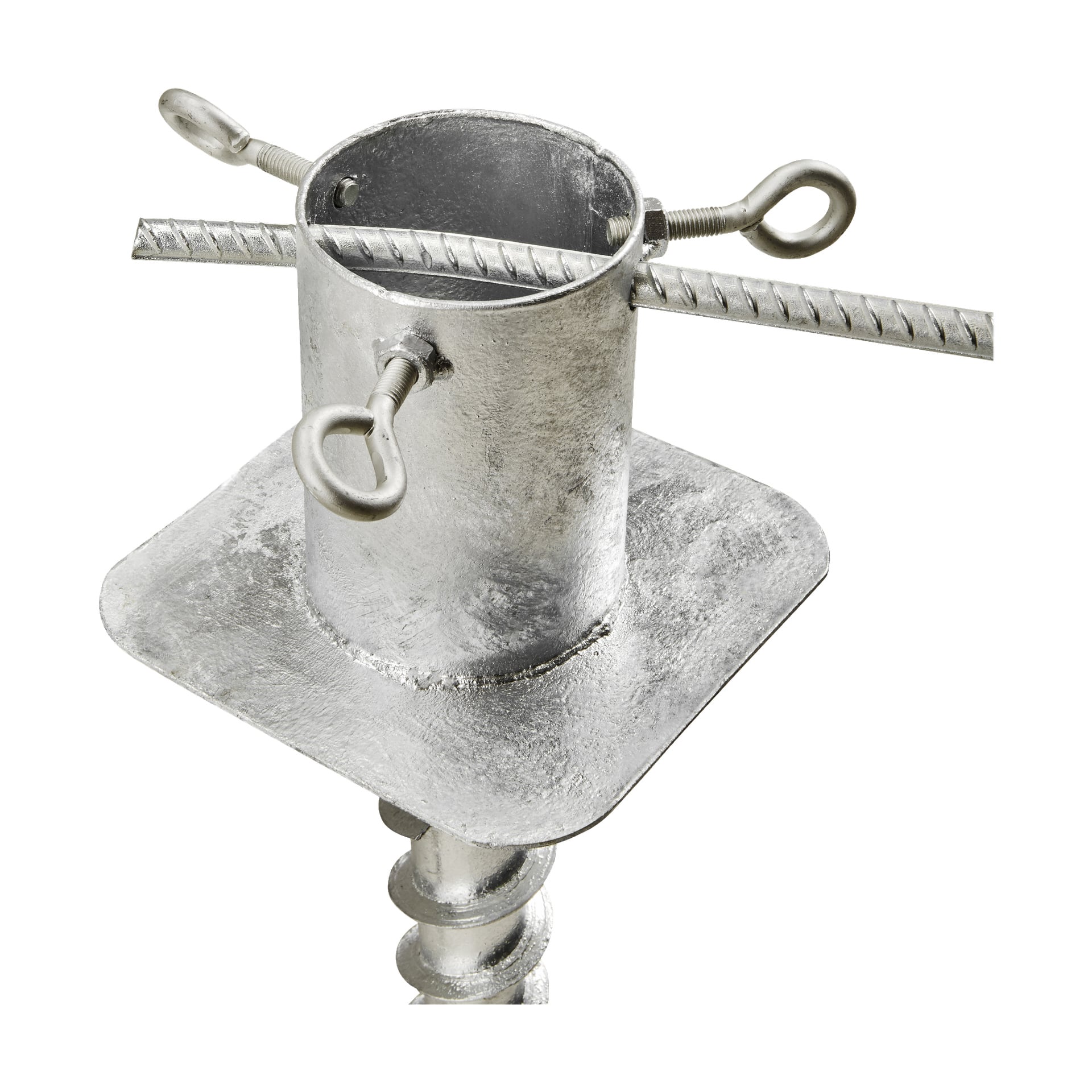 Närbild av EKVAP-stället designat för utomhusjulgranar, med en metallisk fyrkantig basplatta, cylindrisk hållare, två silverögelsbultar och en horisontell armeringsstång. Alla delar har en industriell stil och är silverfärgade.
