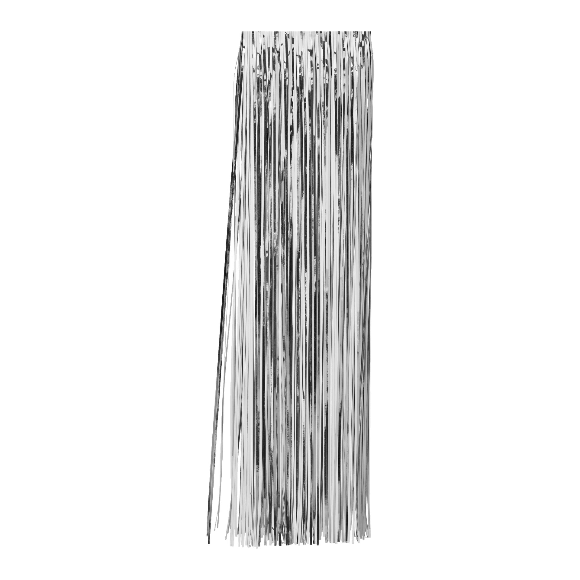 Närbild på EKVIP Tinsel metallisk silverkjol, med långa, blanka fransremsor som hänger vertikalt för en texturerad effekt.