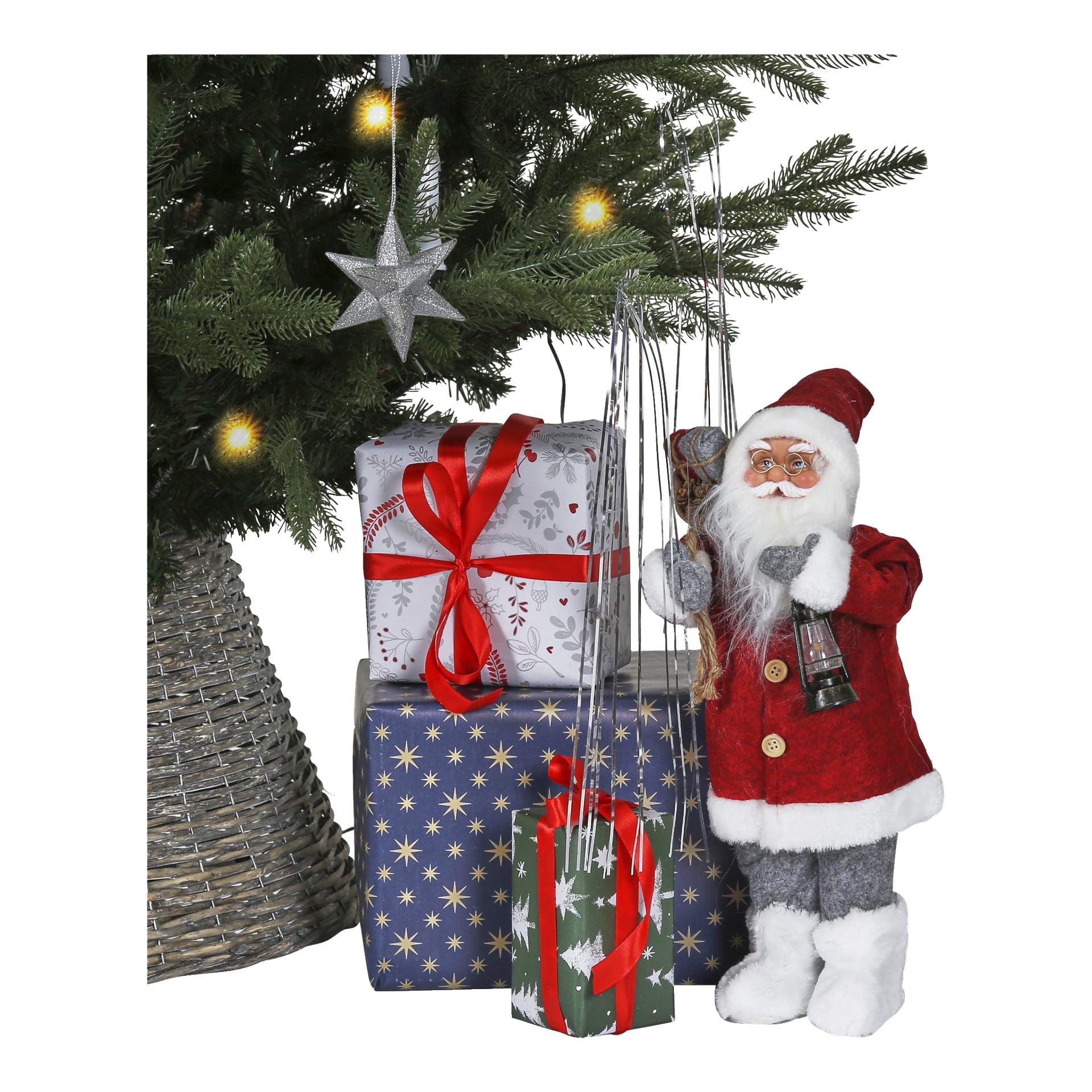En EKVIP Tinsel Santa-figur står bredvid en julgran dekorerad med en silverstjärna och små gula ljus, med tre inslagna presenter i närheten. EKVIP-märket glittrande reser sig bredvid tomten.