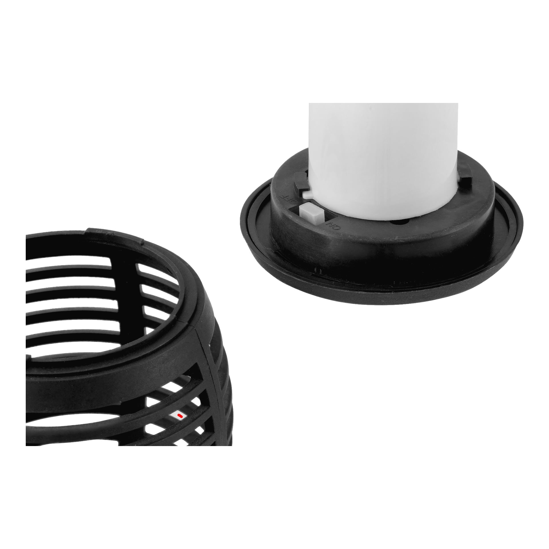 Närbild på delar från Anslut solcellslampa, som visar en svart plastcylindrisk bur bredvid en vit cylindrisk ljusmodul med en svart cirkulär bas.