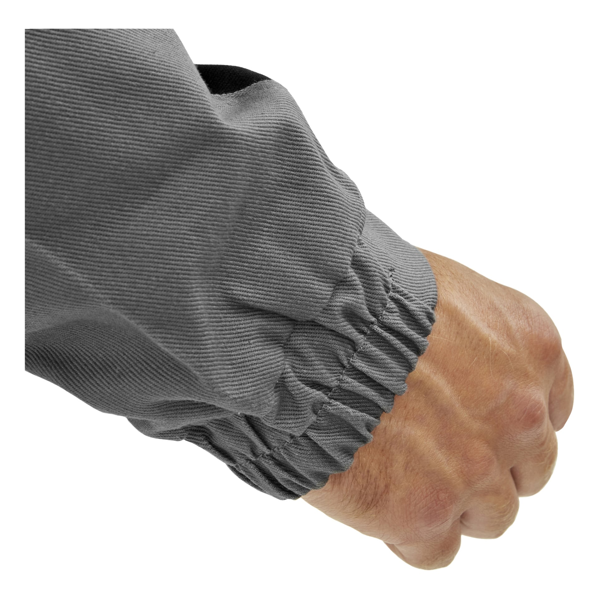 En närbild visar en hand i en mjuk knytnäve, täckt av en grå, texturerad ärm med en elastisk manschett från Bluewear Men's arbetsoverall Owe.