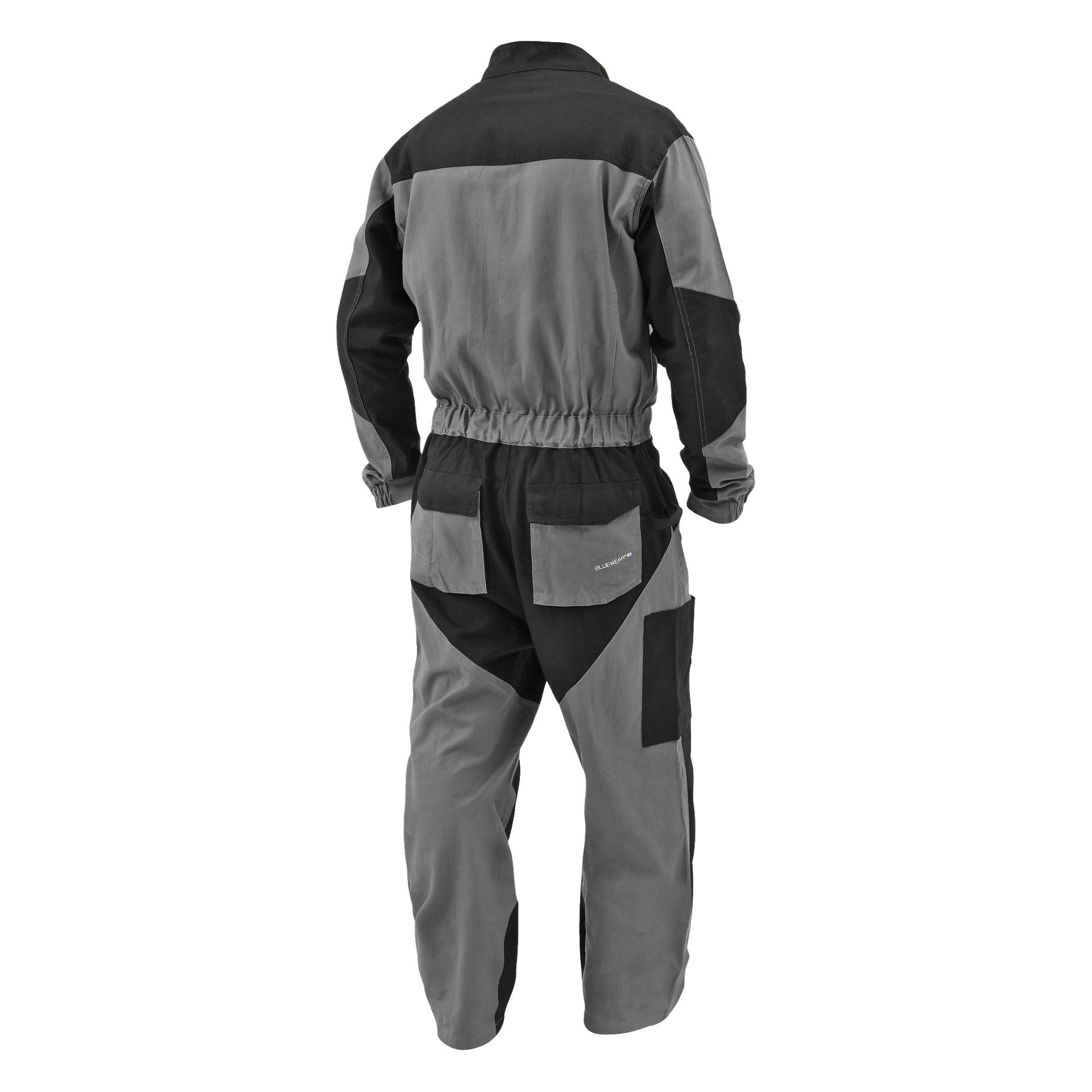 En person har på seg herrearbeidskjeledresser fra Owe by Bluewear i grått og svart, med elastisk midje, svarte skulderpaneler og flere lommer på rygg og ben.