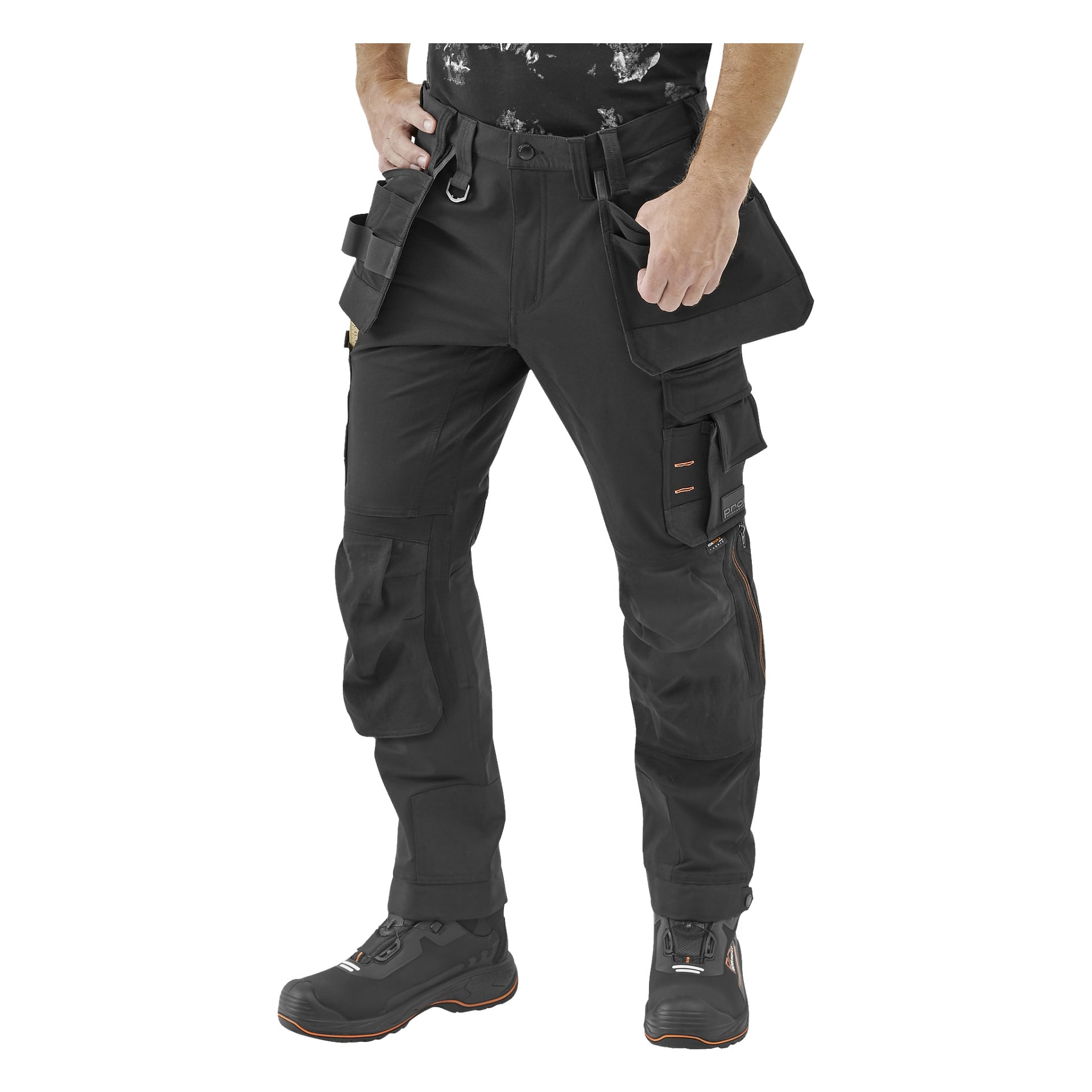 Endast den nedre halvan av en person syns, iförd Bluewear Pro Workwear Men's Workwear Work's Works' Steve med flera fickor, verktygshållare och förstärkta knän.