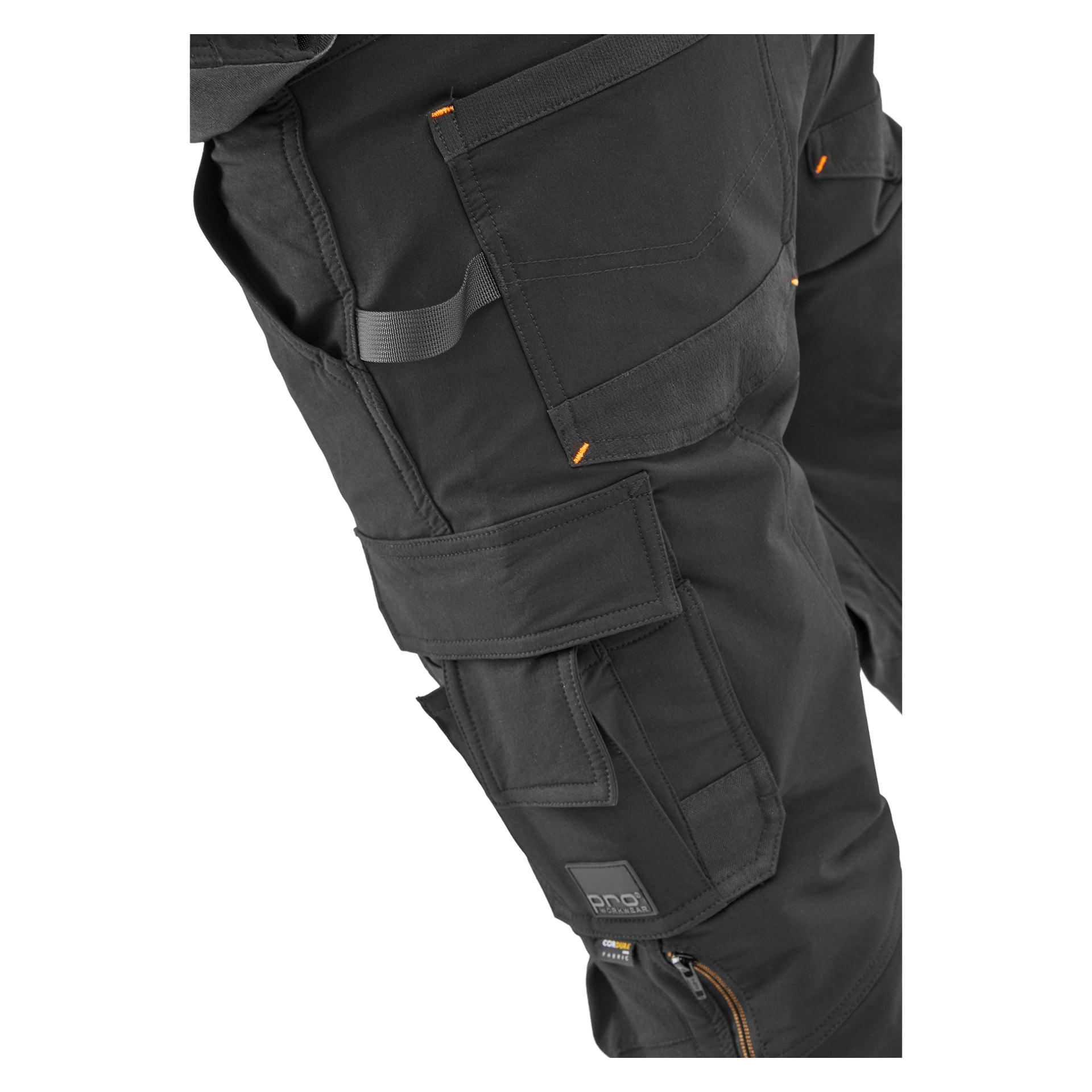 Närbild på herrbyxor för arbete Steve av Bluewear Pro Workwear, med svart tyg, flera fickor, orange sömmar, dragkedjor och en grå ögla för en hållbar look.